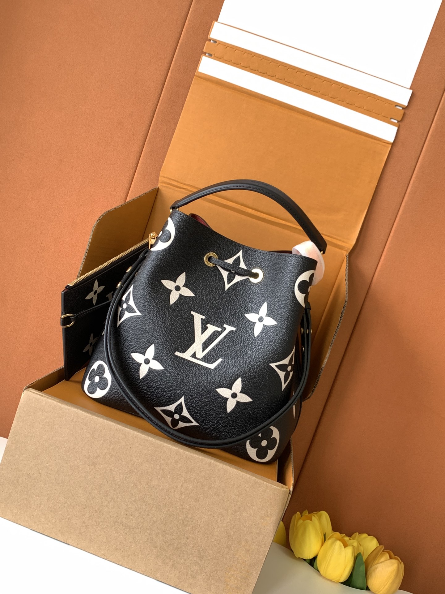 💰1160【特级MB芯片版原厂皮】
NÉONOÉ 中号手袋
型号：M45497黑色
材料：A级全钢五金，进口原厂面料
包装：全套原厂免税MB包装
尺寸：26x26x17.5cm