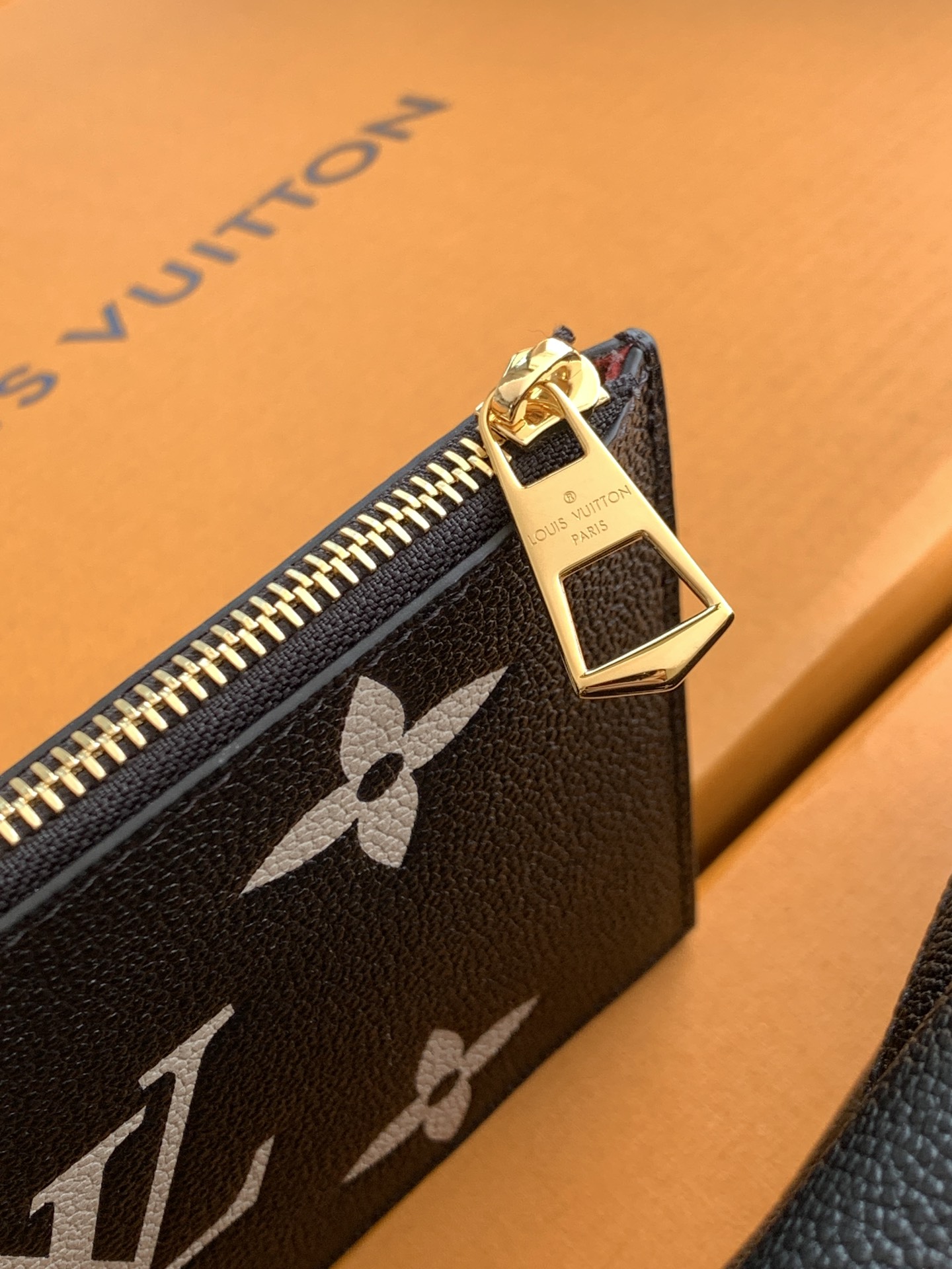 💰1160【特级MB芯片版原厂皮】
NÉONOÉ 中号手袋
型号：M45497黑色
材料：A级全钢五金，进口原厂面料
包装：全套原厂免税MB包装
尺寸：26x26x17.5cm