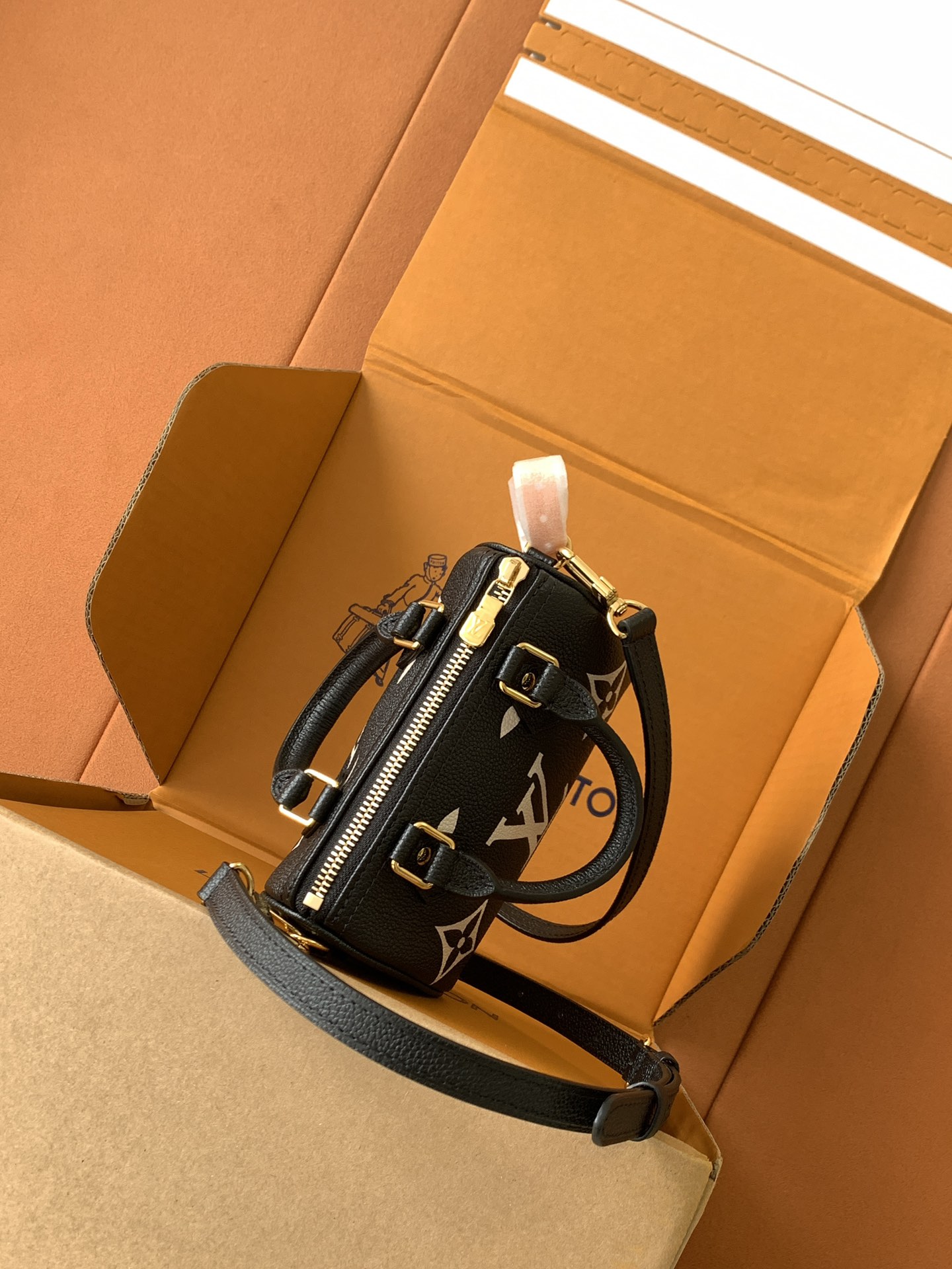 p890
【特级MB原厂皮】
NANO SPEEDY 手袋
型号：M81456黑色丝印
材料：A级全钢五金，进口原厂面料
包装：全套原厂免税MB包装
尺寸：16*10*7.5CM