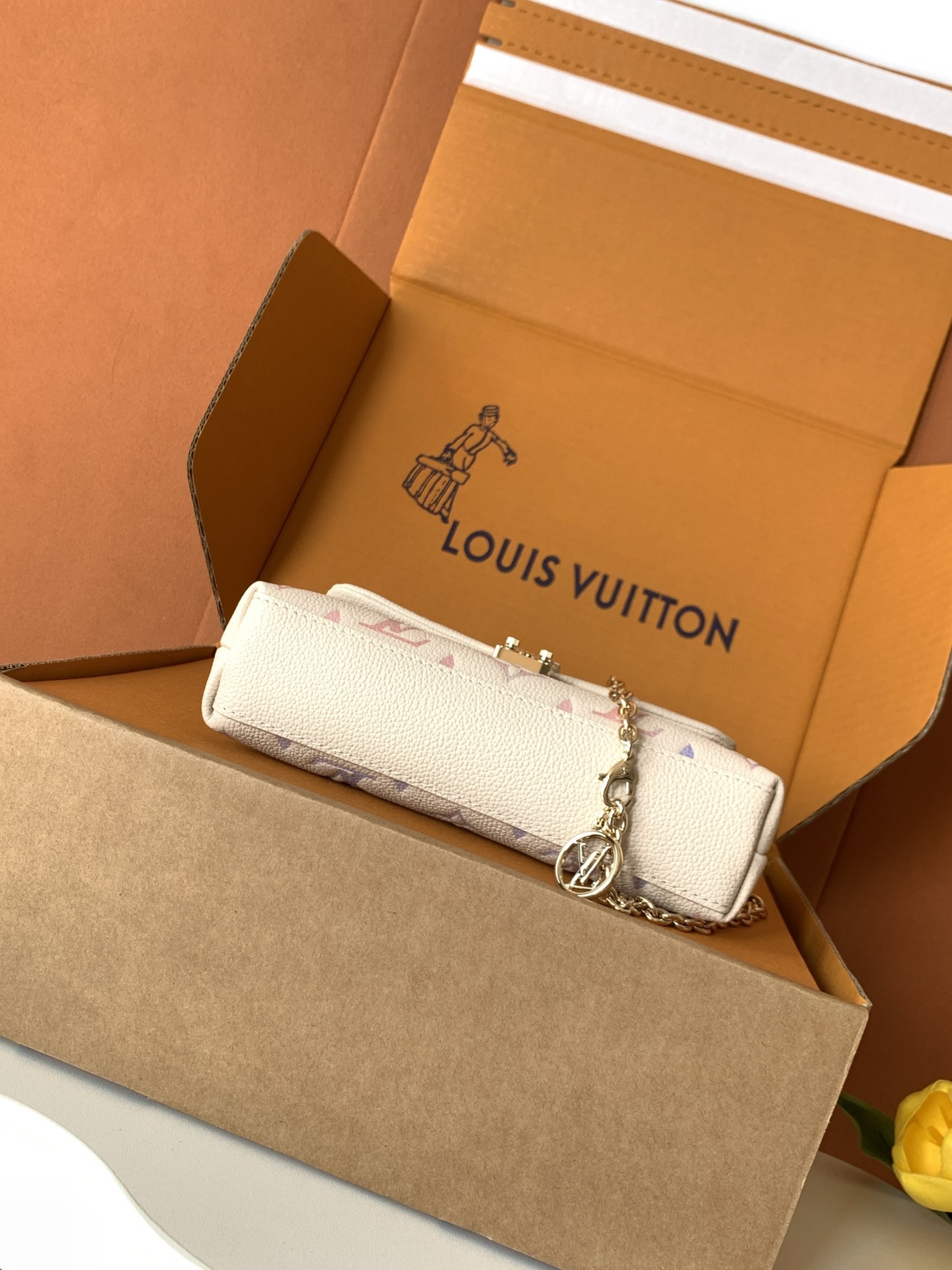 特级全钢 变码芯片M25596本款 Nano Madeleine 手袋沐浴新季幻梦色彩,可轻松点睛各式造