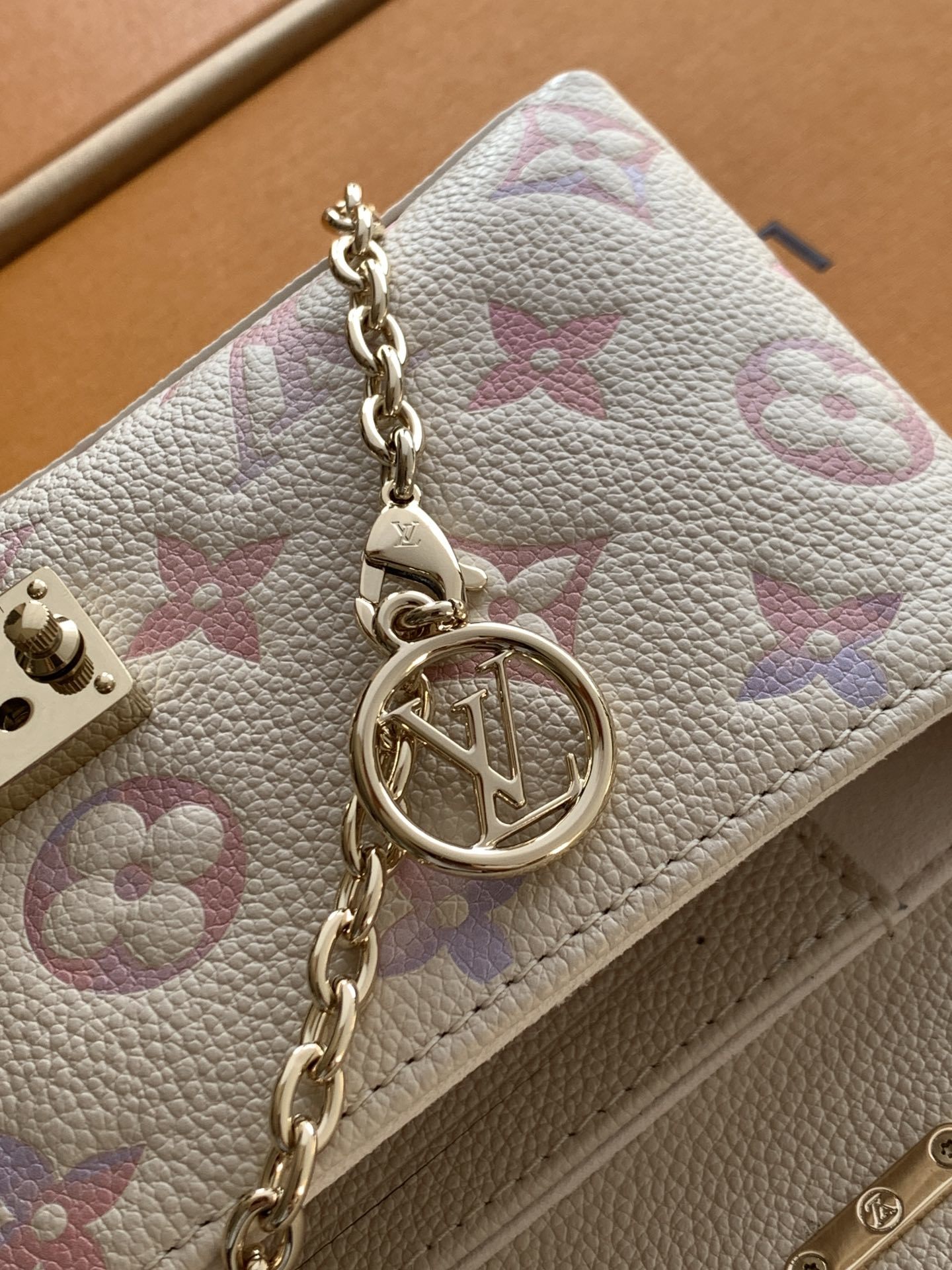 特级全钢 变码芯片M25596本款 Nano Madeleine 手袋沐浴新季幻梦色彩,可轻松点睛各式造