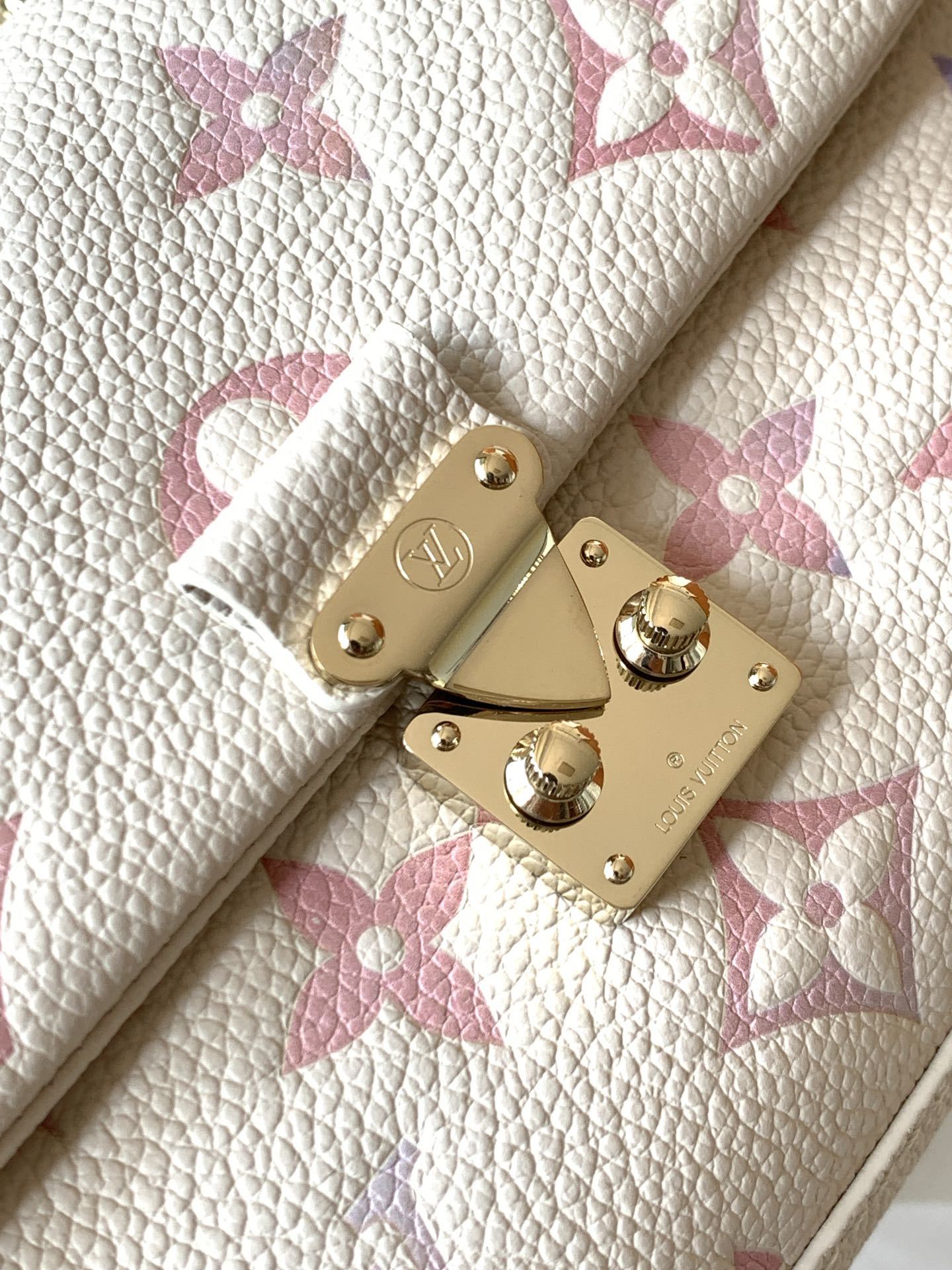 特级全钢 变码芯片M25596本款 Nano Madeleine 手袋沐浴新季幻梦色彩,可轻松点睛各式造