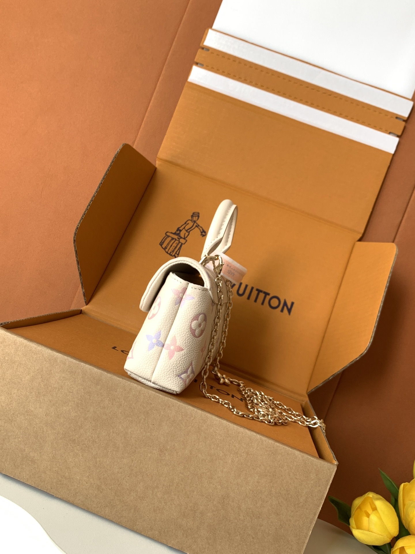 特级全钢 变码芯片M25596本款 Nano Madeleine 手袋沐浴新季幻梦色彩,可轻松点睛各式造