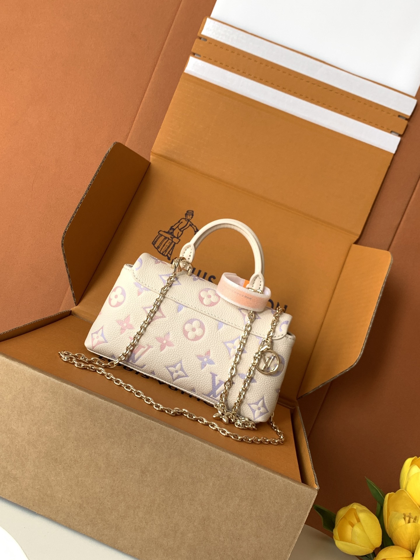 特级全钢 变码芯片M25596本款 Nano Madeleine 手袋沐浴新季幻梦色彩,可轻松点睛各式造