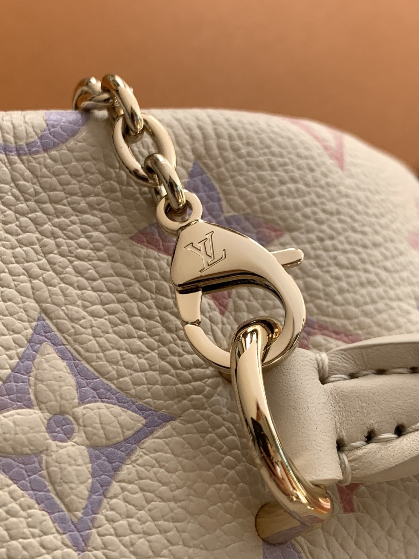 特级全钢 变码芯片M25596本款 Nano Madeleine 手袋沐浴新季幻梦色彩,可轻松点睛各式造