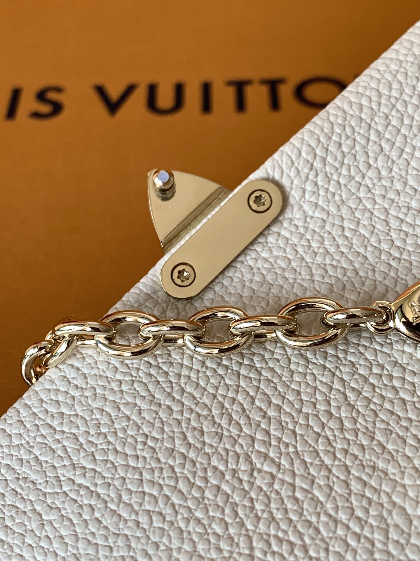 特级全钢 变码芯片M25596本款 Nano Madeleine 手袋沐浴新季幻梦色彩,可轻松点睛各式造