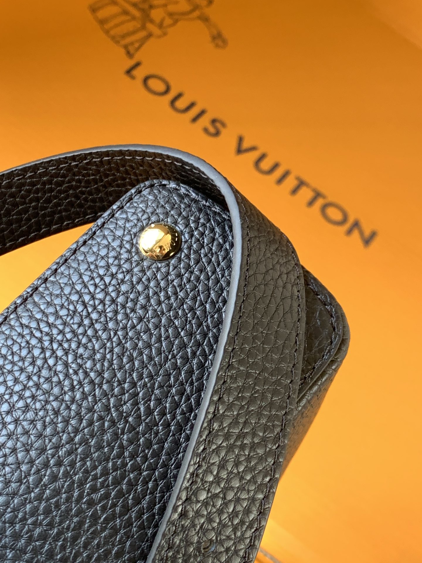 特级全钢 M11341黑色金 本款Capucines迷你手袋出自Flower Crown系列,为考究构型