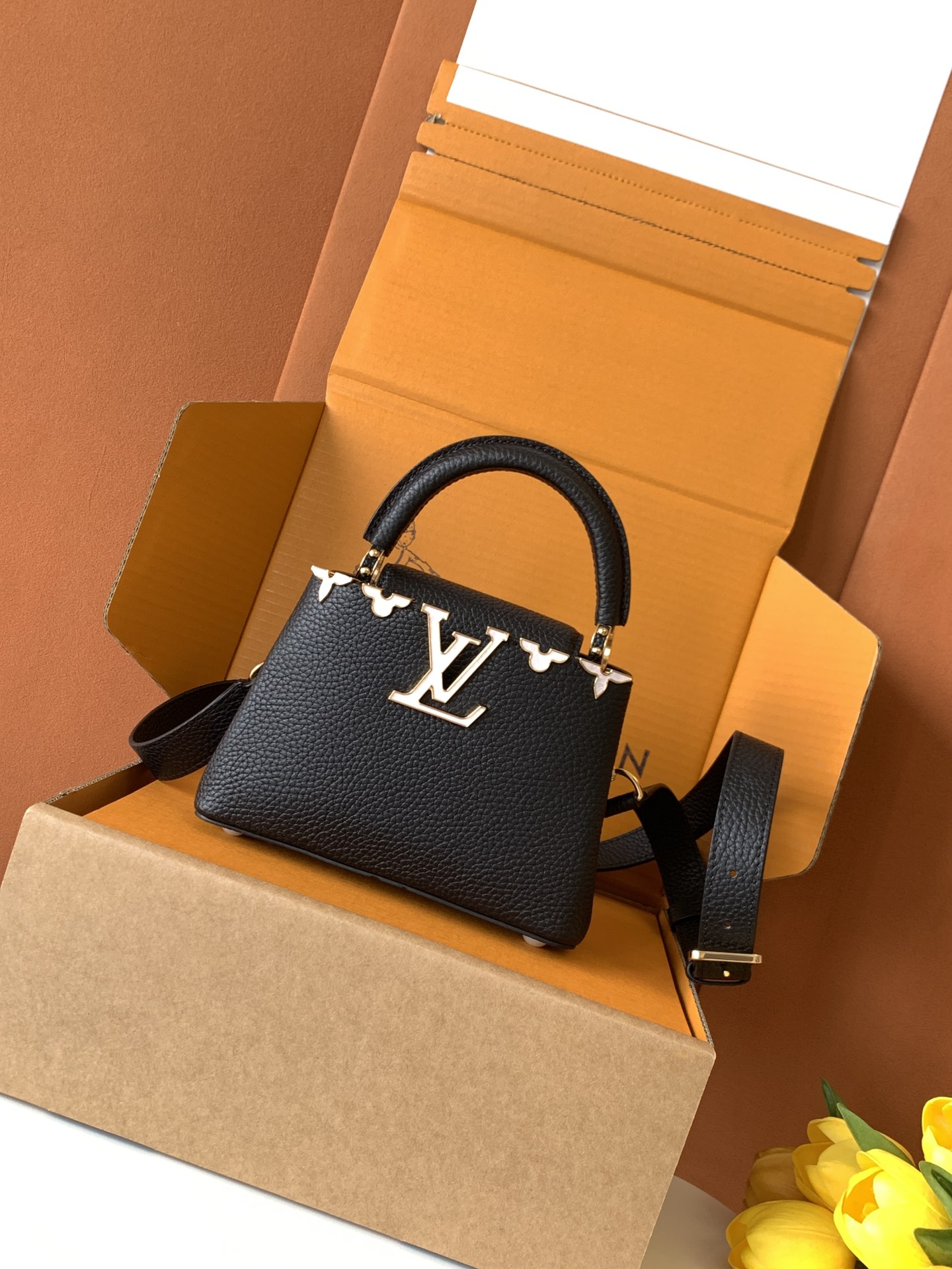 特级全钢 M11341黑色金 本款Capucines迷你手袋出自Flower Crown系列，为考究构型