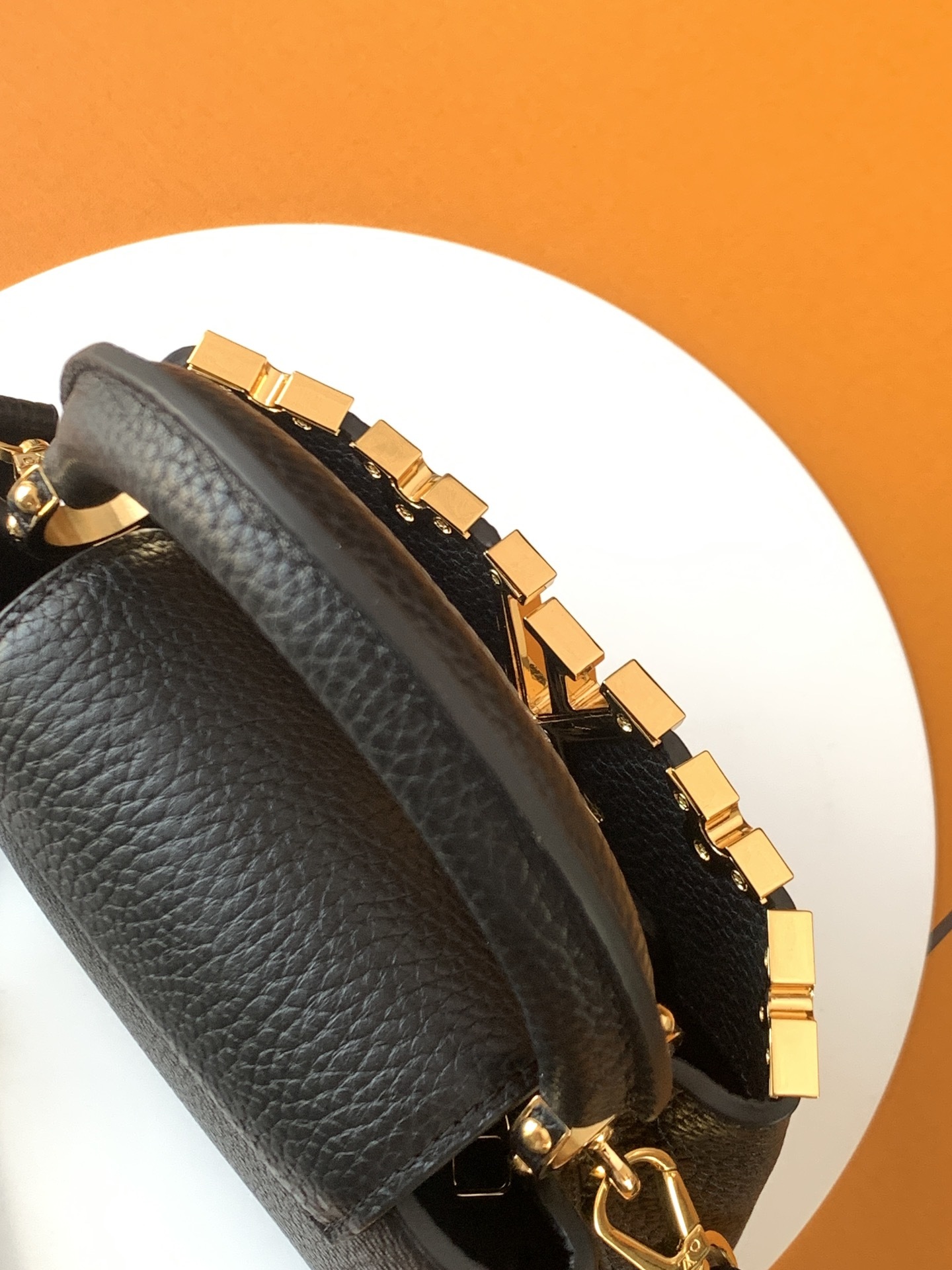 特级全钢 M11341黑色金 本款Capucines迷你手袋出自Flower Crown系列,为考究构型