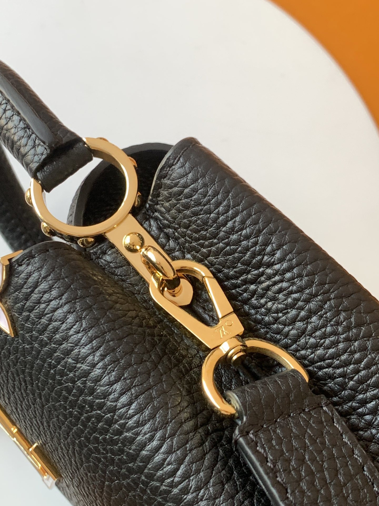 特级全钢 M11341黑色金 本款Capucines迷你手袋出自Flower Crown系列,为考究构型