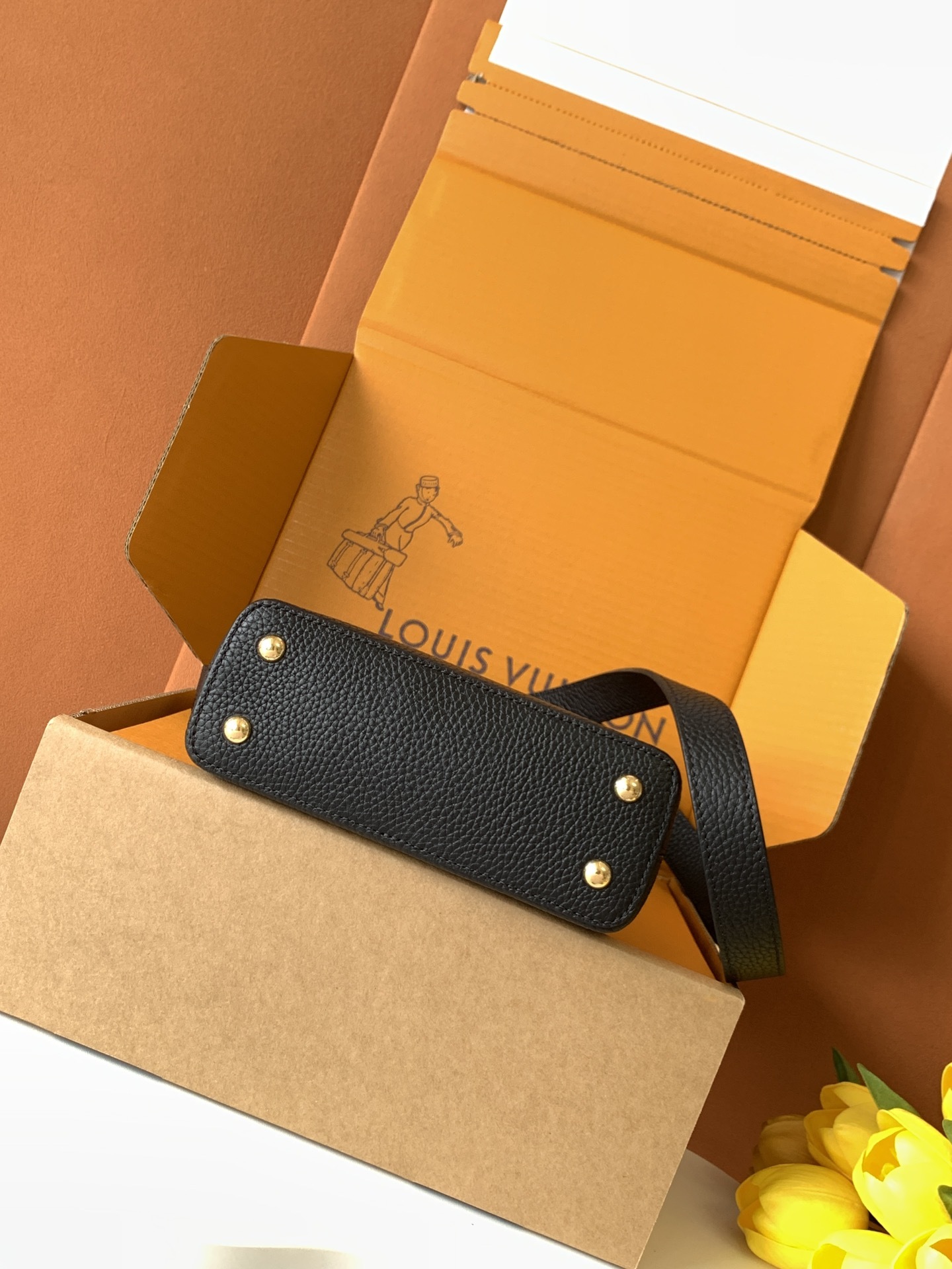 特级全钢 M11341黑色金 本款Capucines迷你手袋出自Flower Crown系列,为考究构型