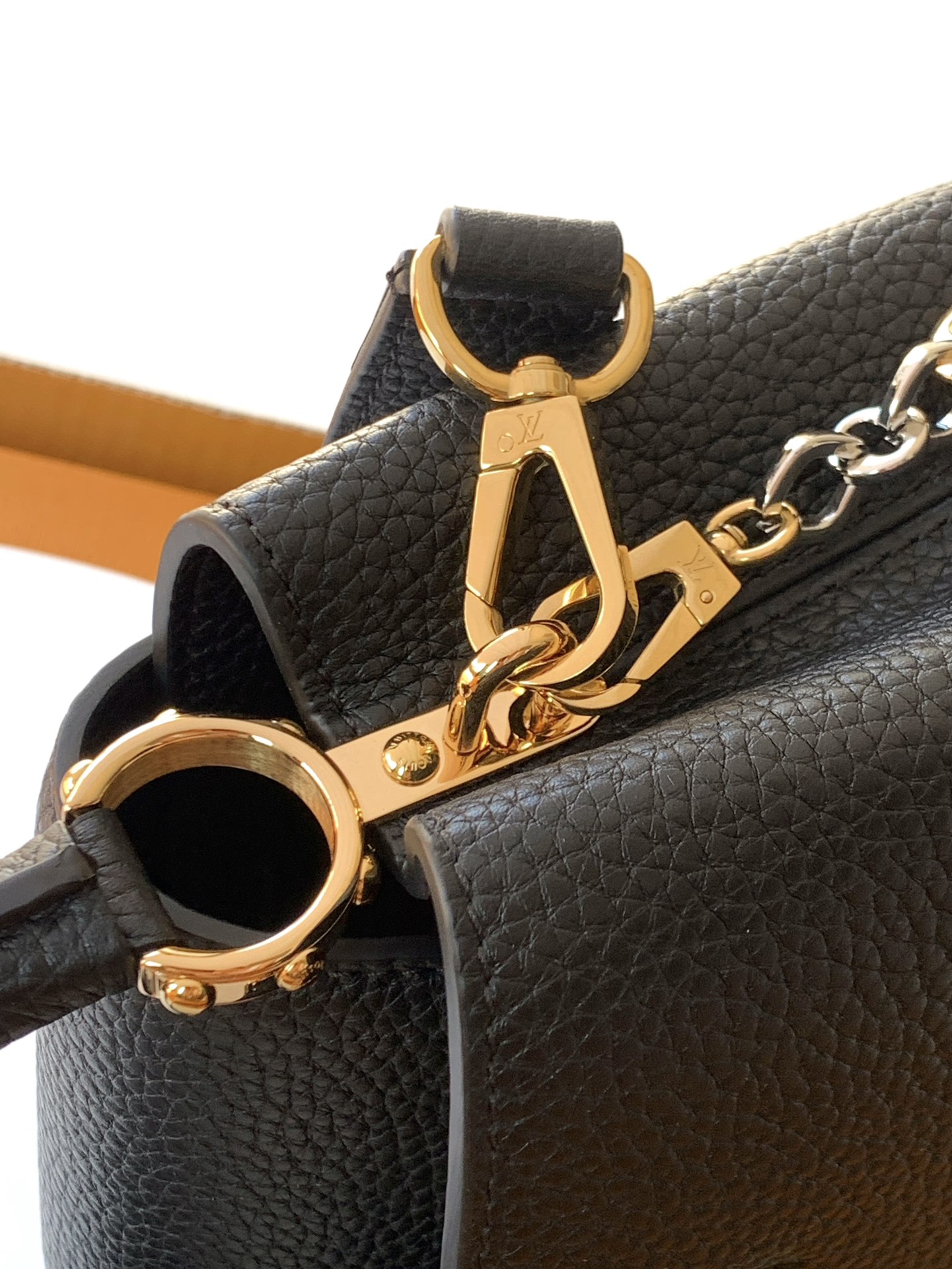 特级全钢 M12938黑色金 M12938珍珠白金 本款Capucines迷你手袋出自Capucines