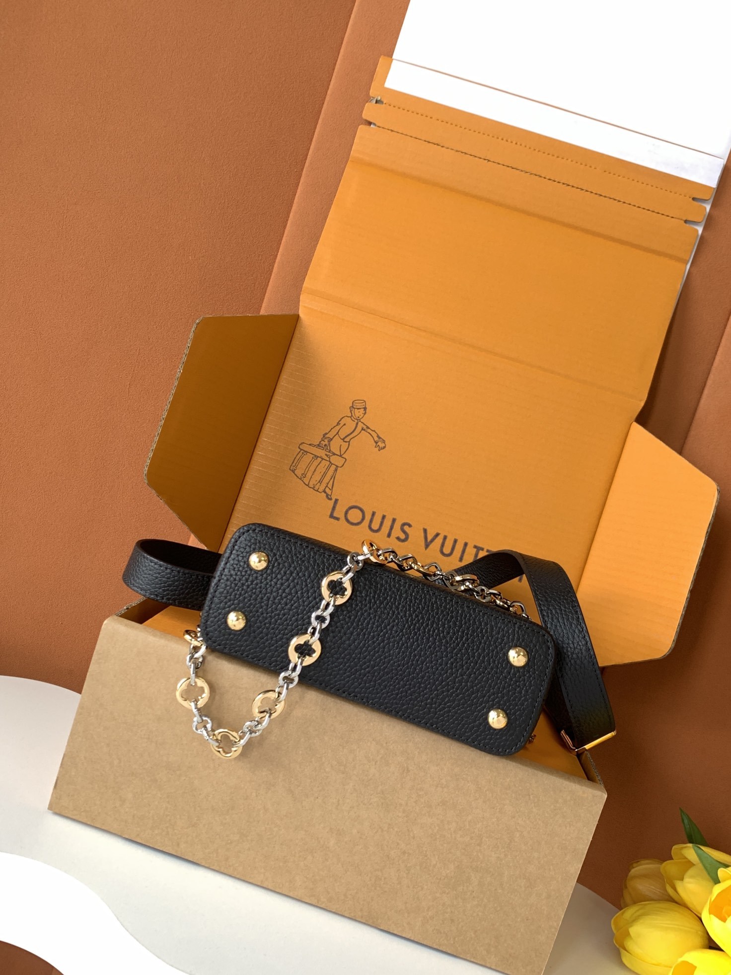 特级全钢 M12938黑色金 M12938珍珠白金 本款Capucines迷你手袋出自Capucines