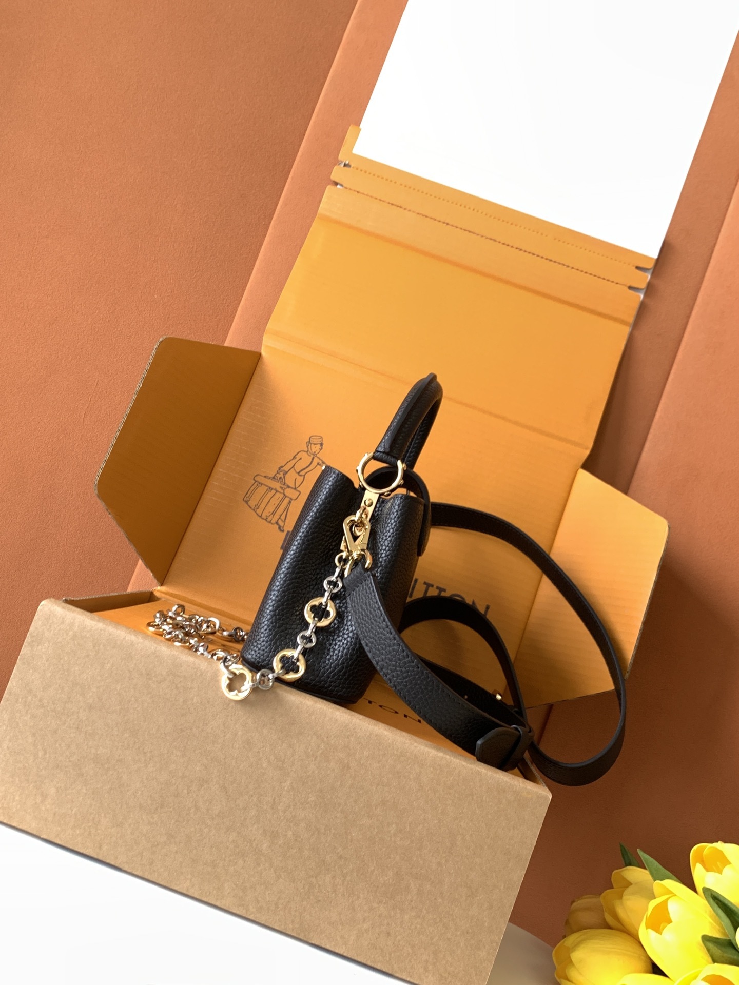 特级全钢 M12938黑色金 M12938珍珠白金 本款Capucines迷你手袋出自Capucines