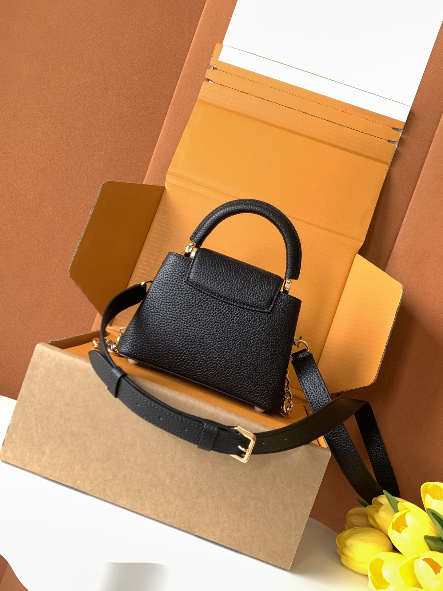 特级全钢 M12938黑色金 M12938珍珠白金 本款Capucines迷你手袋出自Capucines