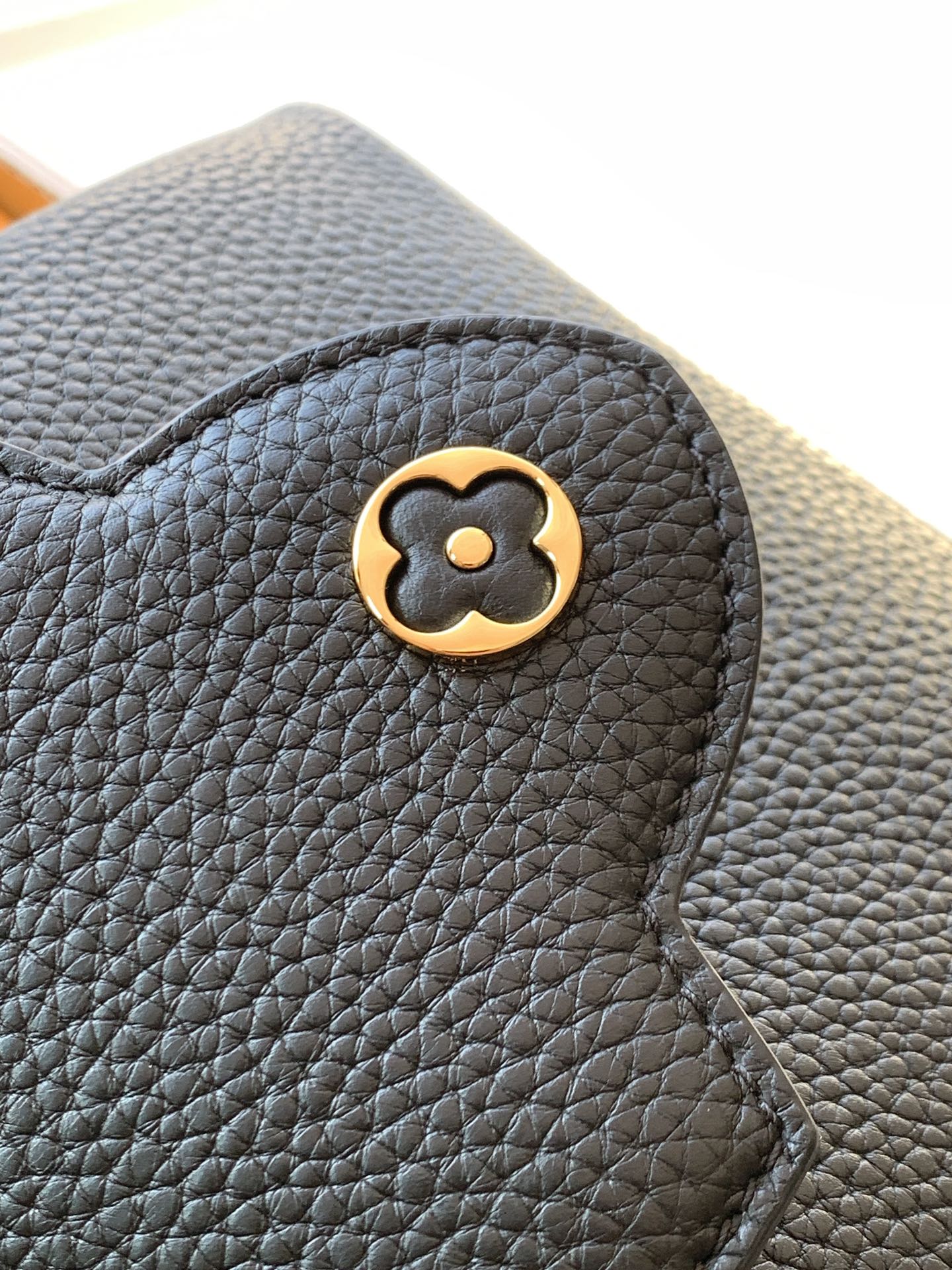 特级全钢 M12938黑色金 M12938珍珠白金 本款Capucines迷你手袋出自Capucines