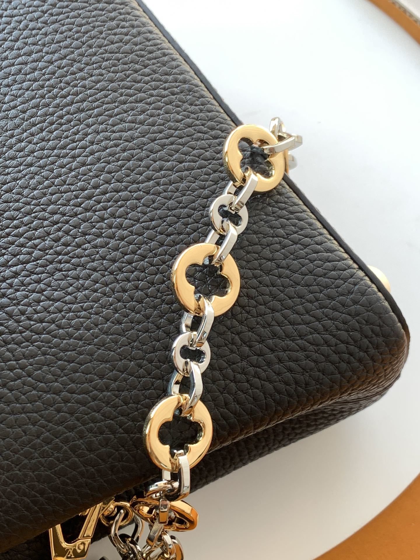 特级全钢 M12938黑色金 M12938珍珠白金 本款Capucines迷你手袋出自Capucines