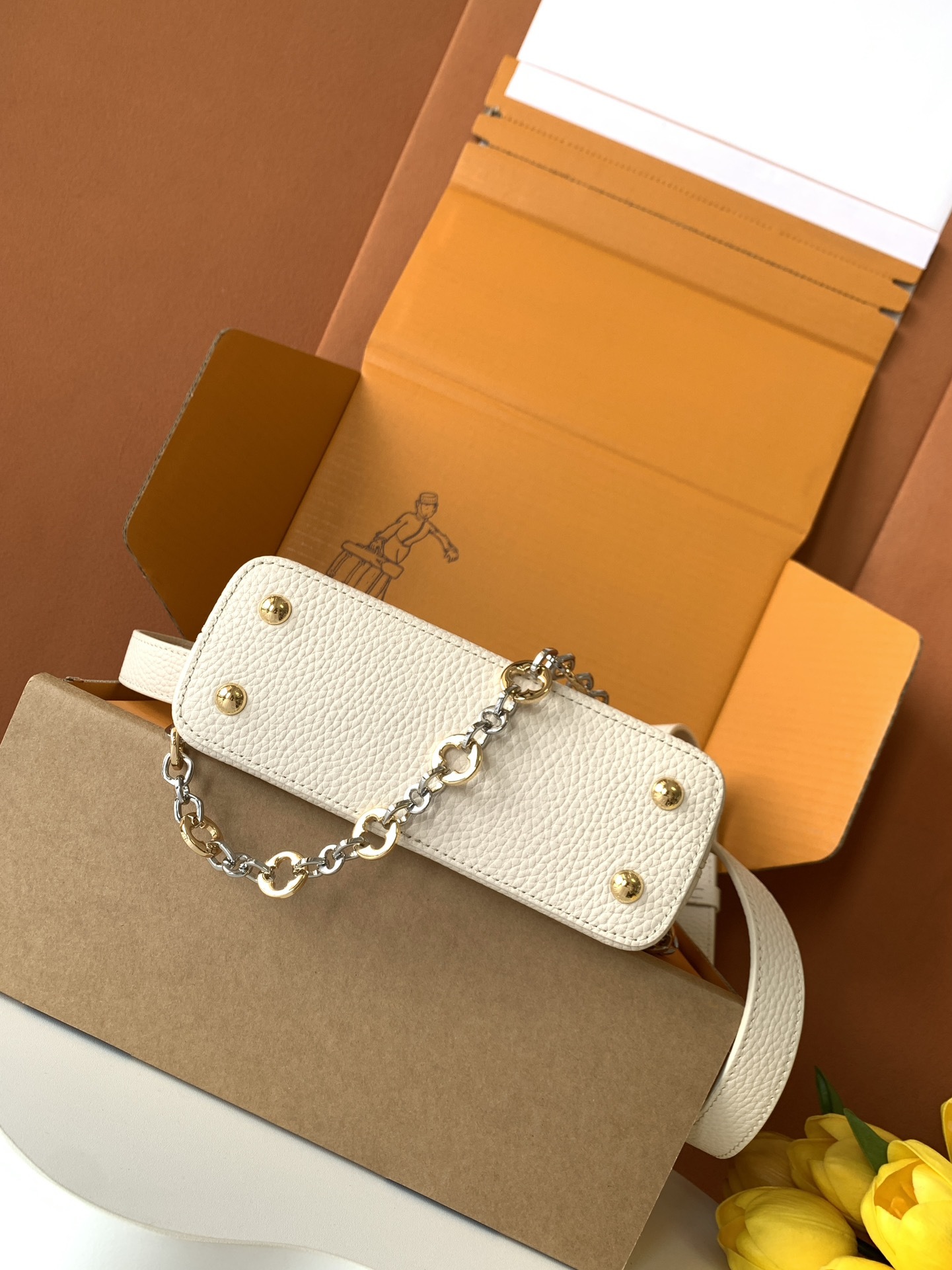 特级全钢 M12938珍珠白色金 M12938黑色金 本款Capucines迷你手袋出自Capucine