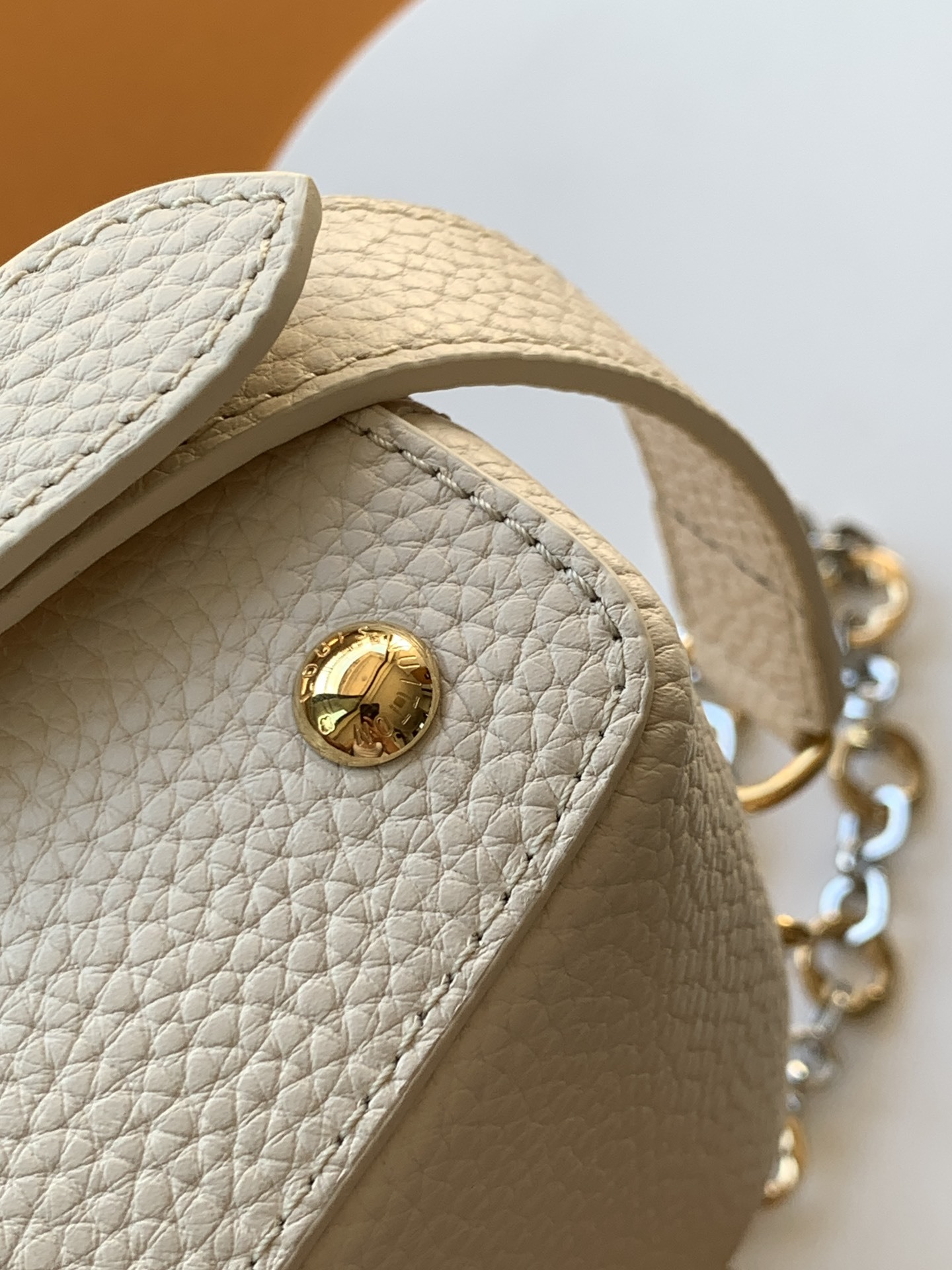 特级全钢 M12938珍珠白色金 M12938黑色金 本款Capucines迷你手袋出自Capucine