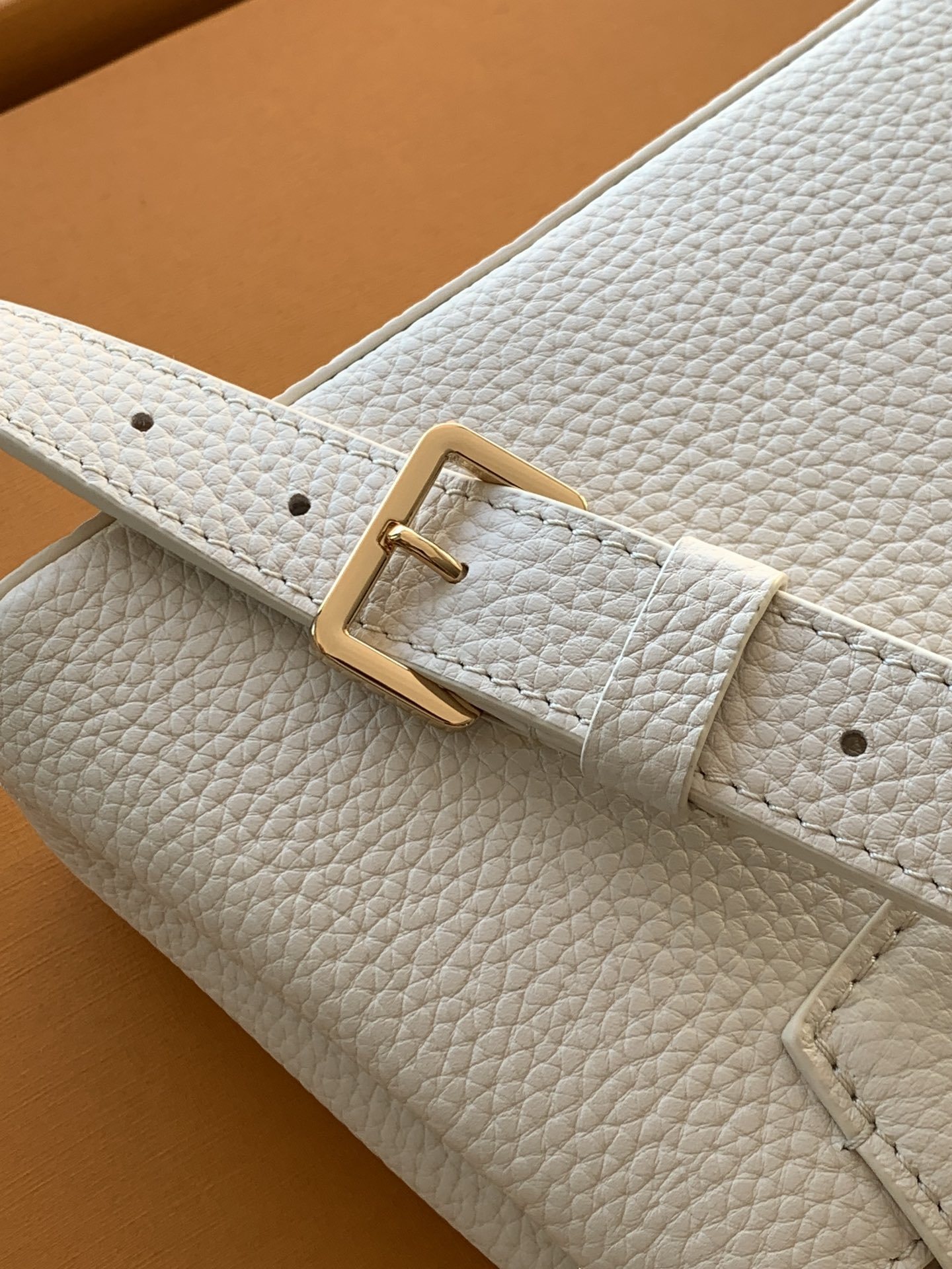 特级全钢 M12938珍珠白色金 M12938黑色金 本款Capucines迷你手袋出自Capucine