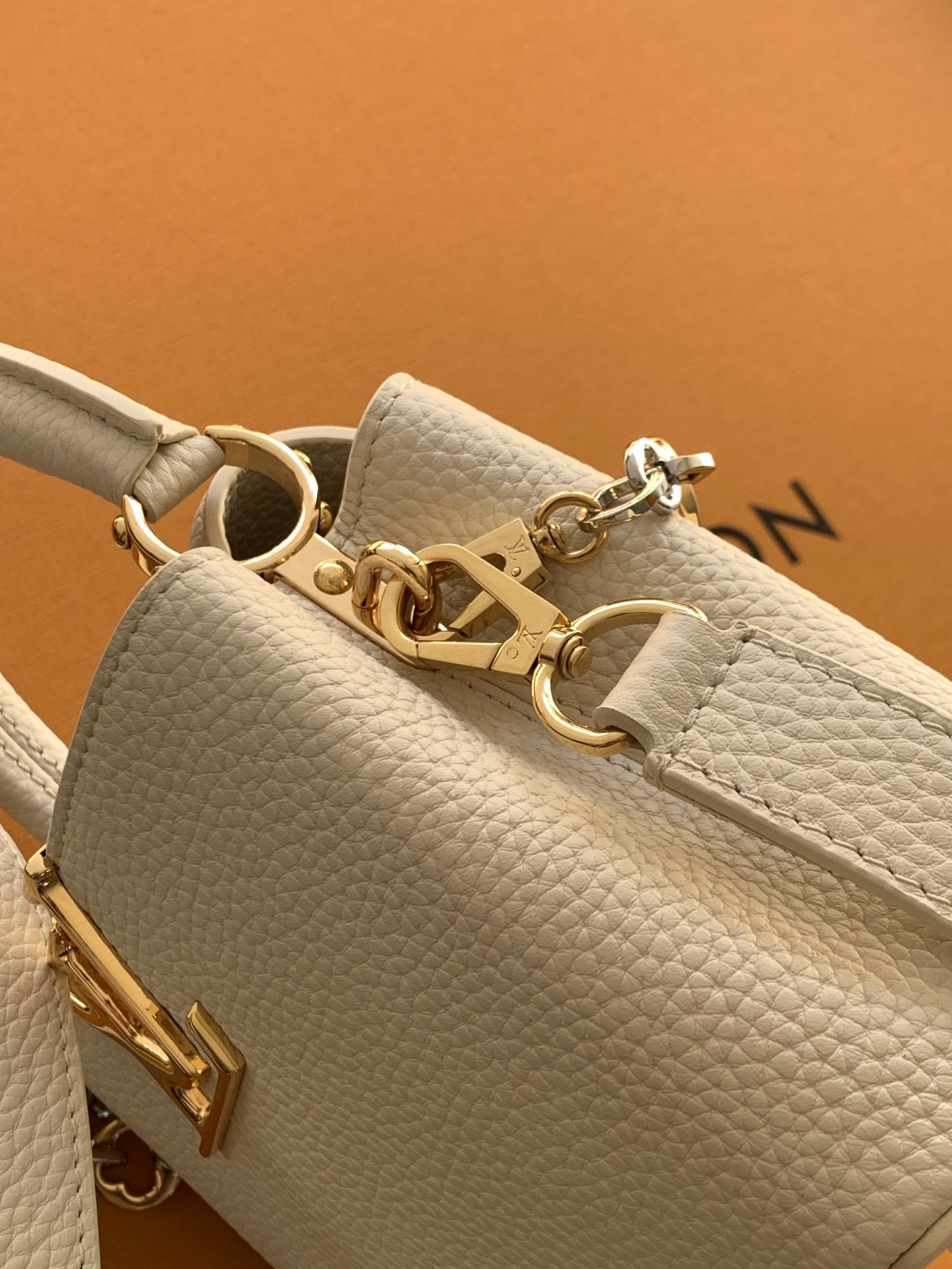 特级全钢 M12938珍珠白色金 M12938黑色金 本款Capucines迷你手袋出自Capucine