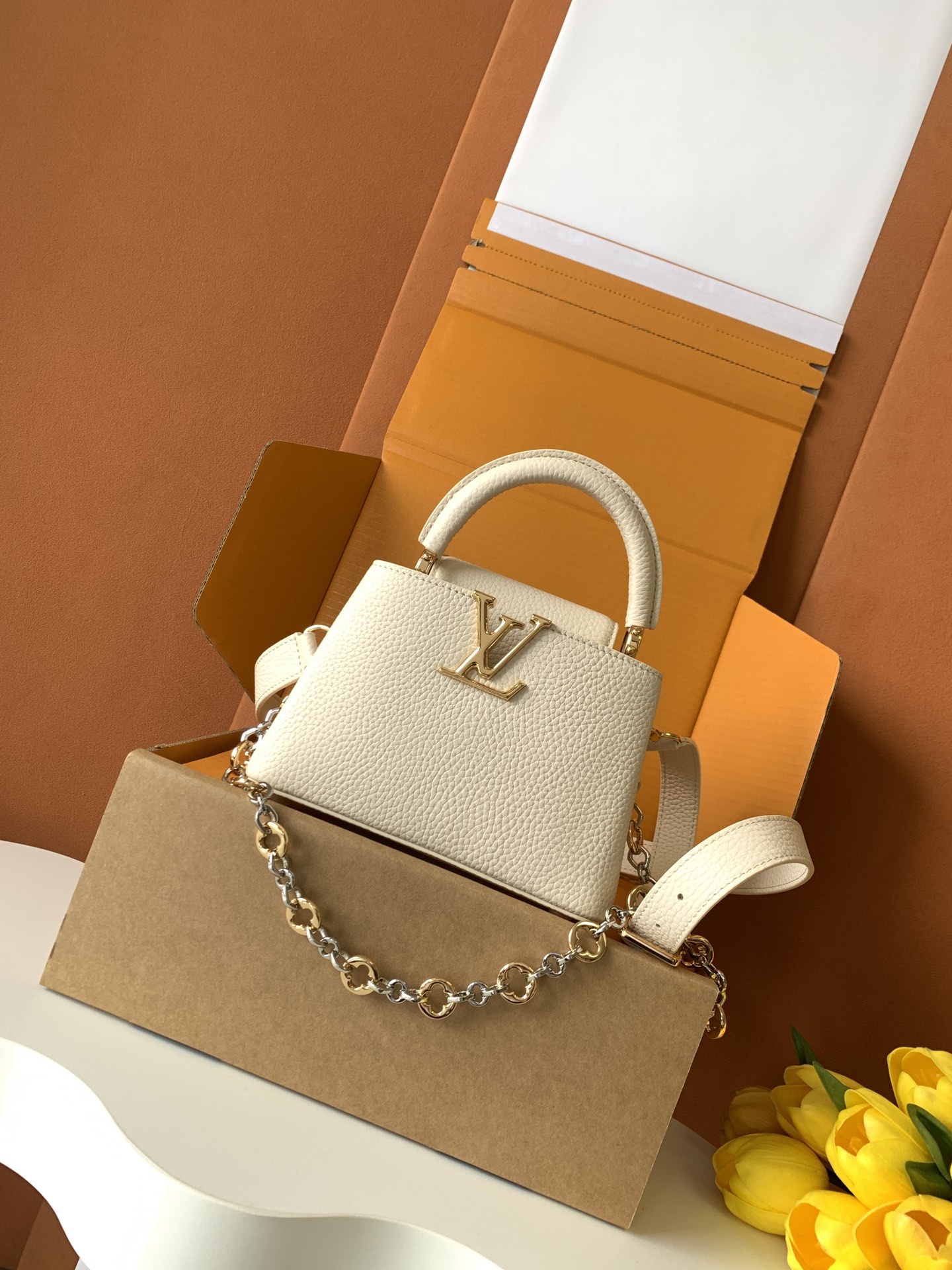 特级全钢 M12938珍珠白色金 M12938黑色金 本款Capucines迷你手袋出自Capucine