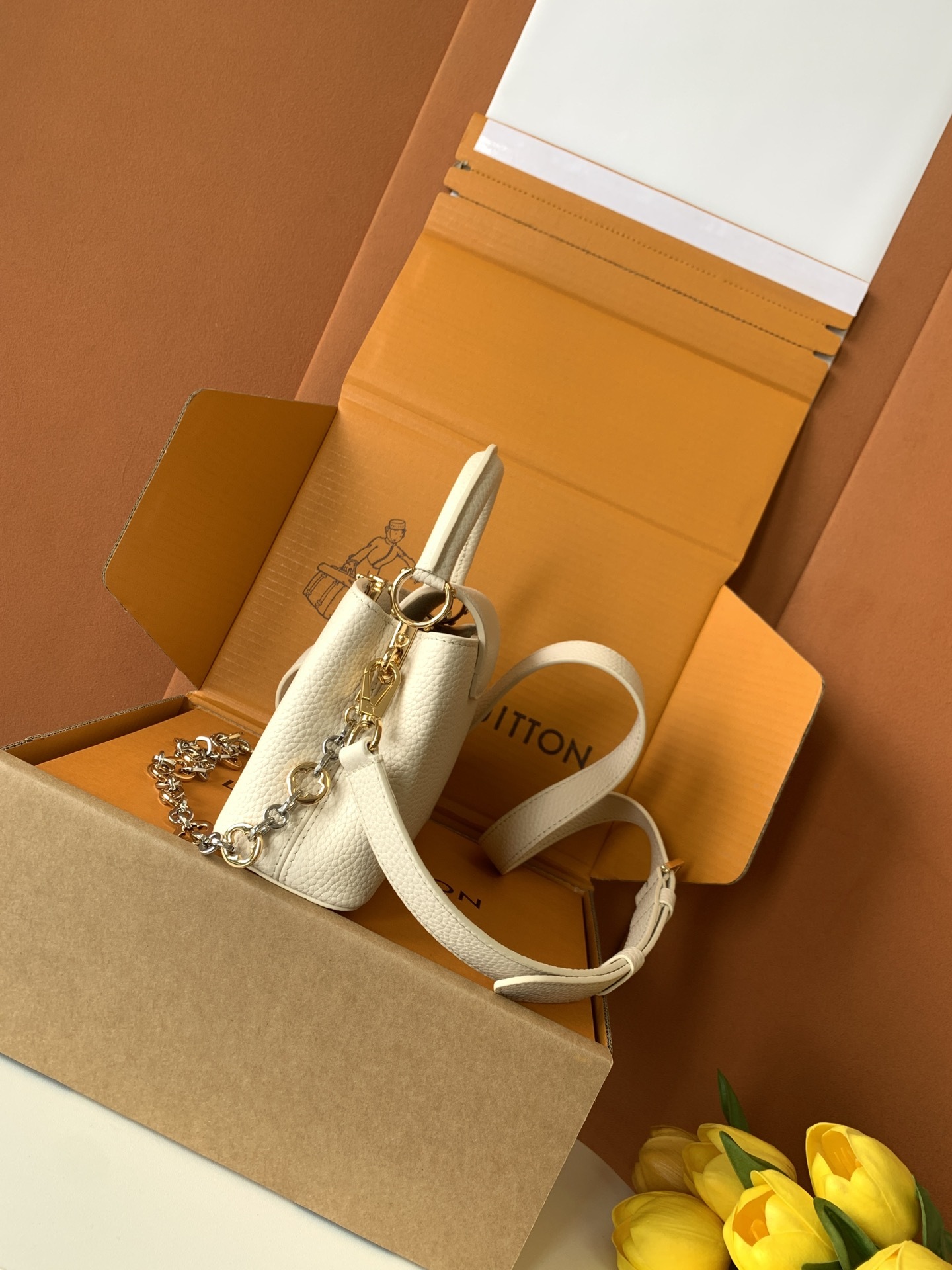 特级全钢 M12938珍珠白色金 M12938黑色金 本款Capucines迷你手袋出自Capucine