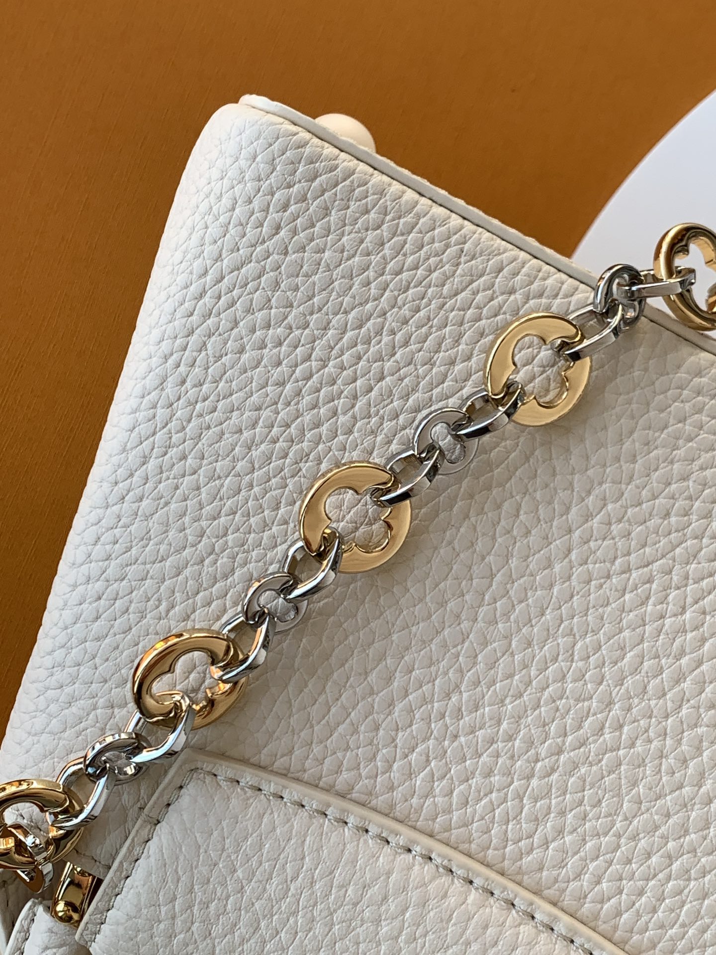 特级全钢 M12938珍珠白色金 M12938黑色金 本款Capucines迷你手袋出自Capucine