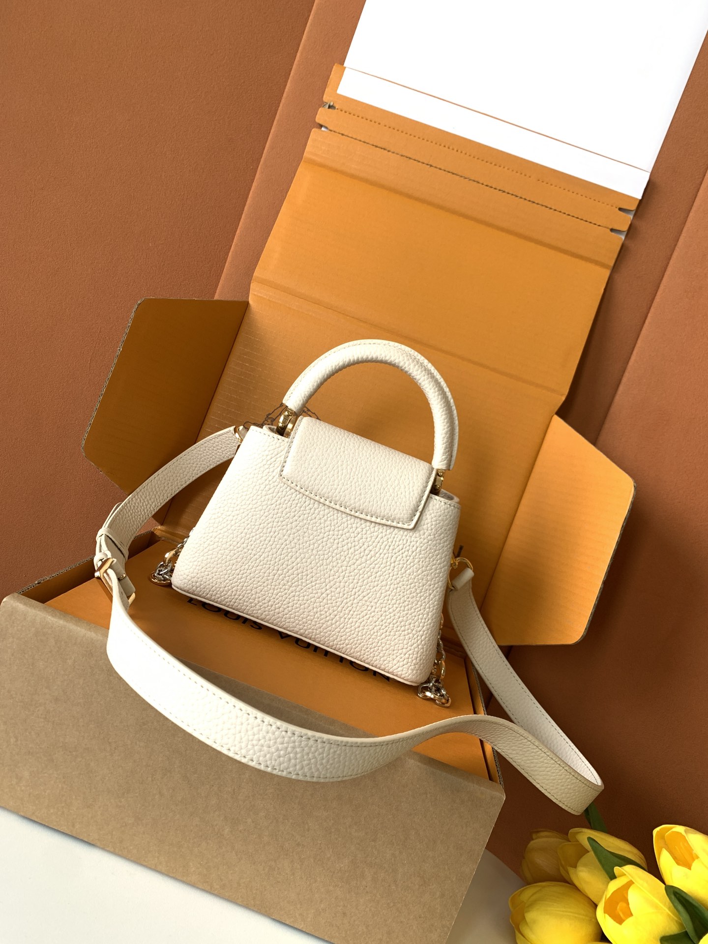 特级全钢 M12938珍珠白色金 M12938黑色金 本款Capucines迷你手袋出自Capucine