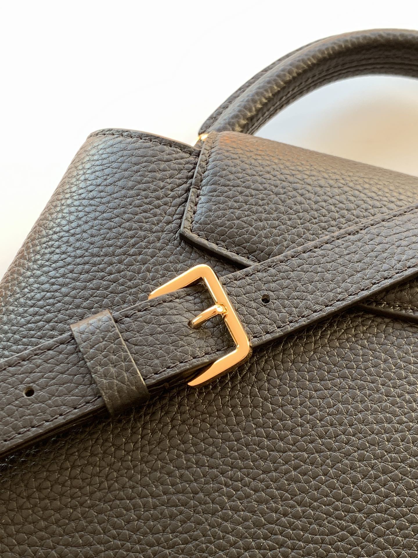 特级全钢 M25404 黑色金 本款Capucines BB手袋取材经典Taurillon 牛皮革,以恰