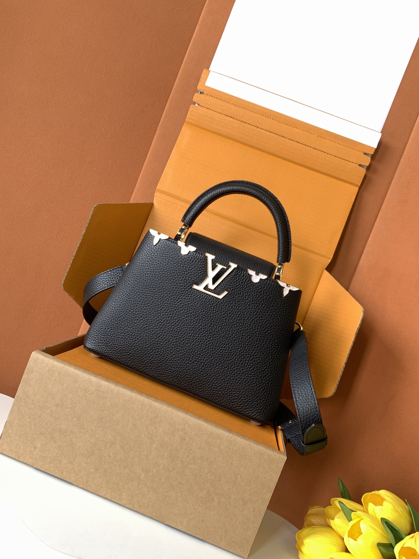 特级全钢 M25404 黑色金 本款Capucines BB手袋取材经典Taurillon 牛皮革，以恰