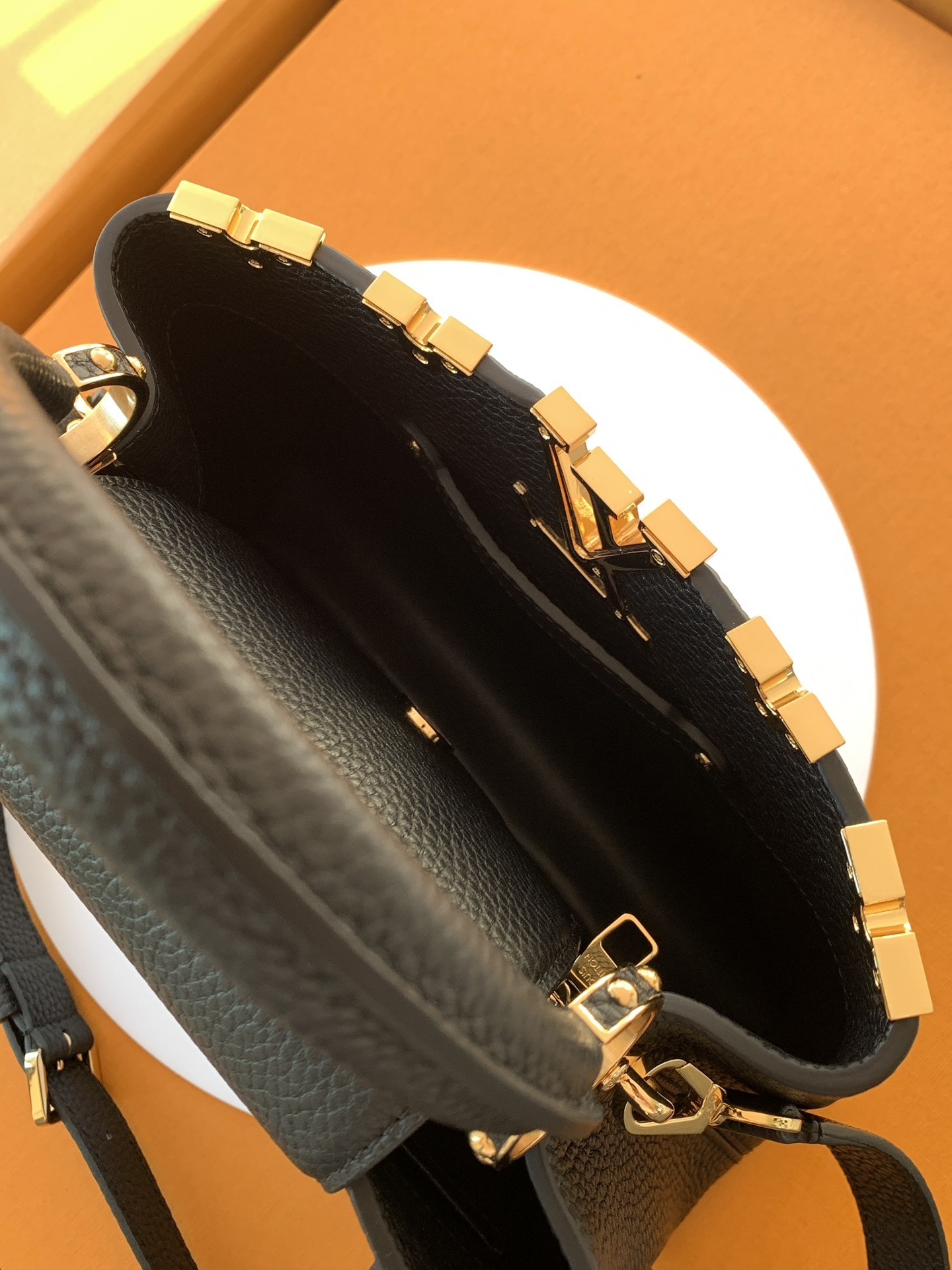 特级全钢 M25404 黑色金 本款Capucines BB手袋取材经典Taurillon 牛皮革,以恰