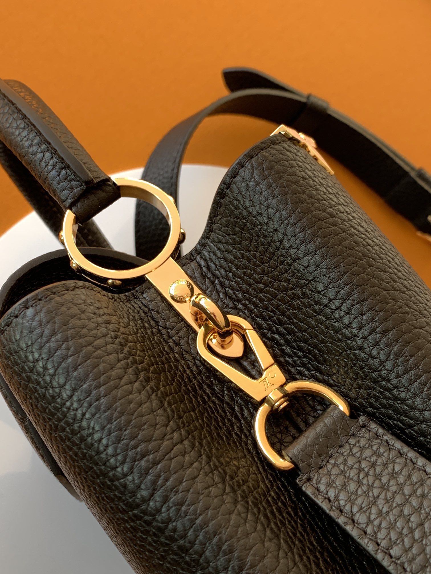 特级全钢 M25404 黑色金 本款Capucines BB手袋取材经典Taurillon 牛皮革,以恰