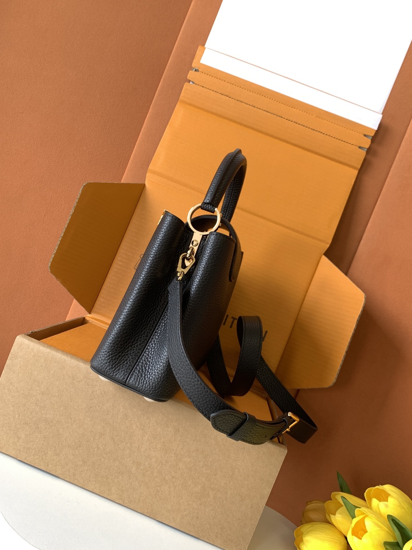 特级全钢 M25404 黑色金 本款Capucines BB手袋取材经典Taurillon 牛皮革,以恰