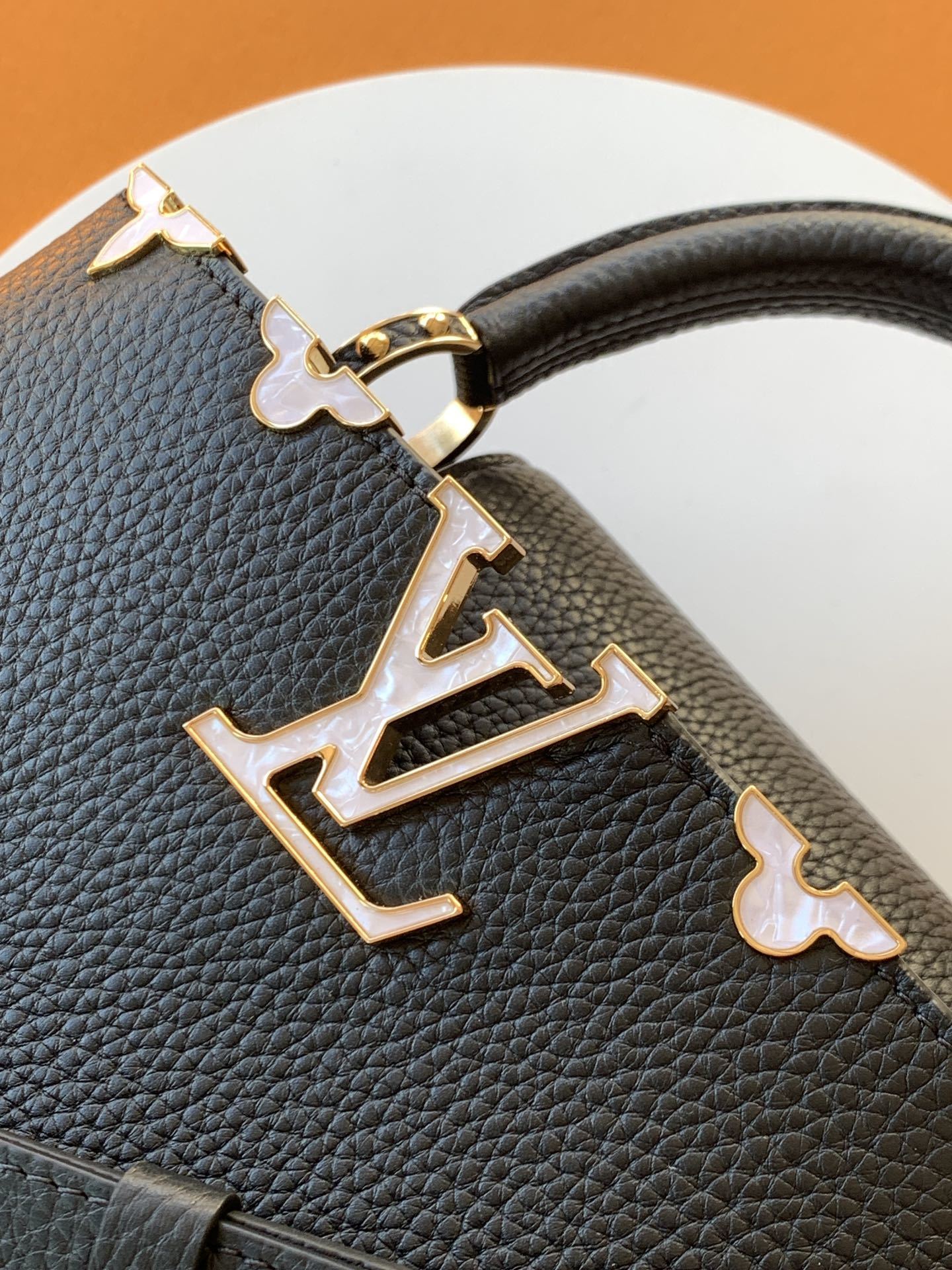 特级全钢 M25404 黑色金 本款Capucines BB手袋取材经典Taurillon 牛皮革,以恰