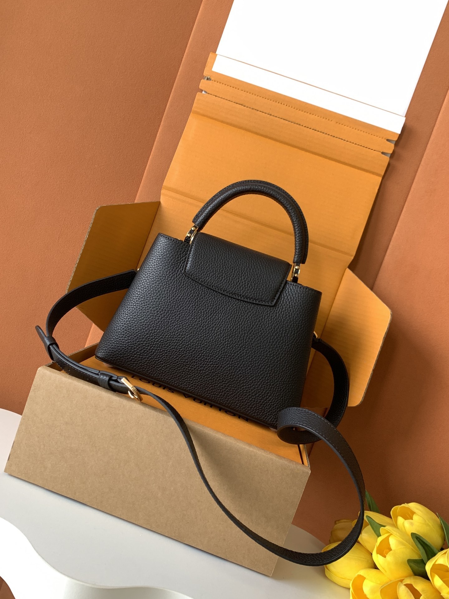 特级全钢 M25404 黑色金 本款Capucines BB手袋取材经典Taurillon 牛皮革,以恰