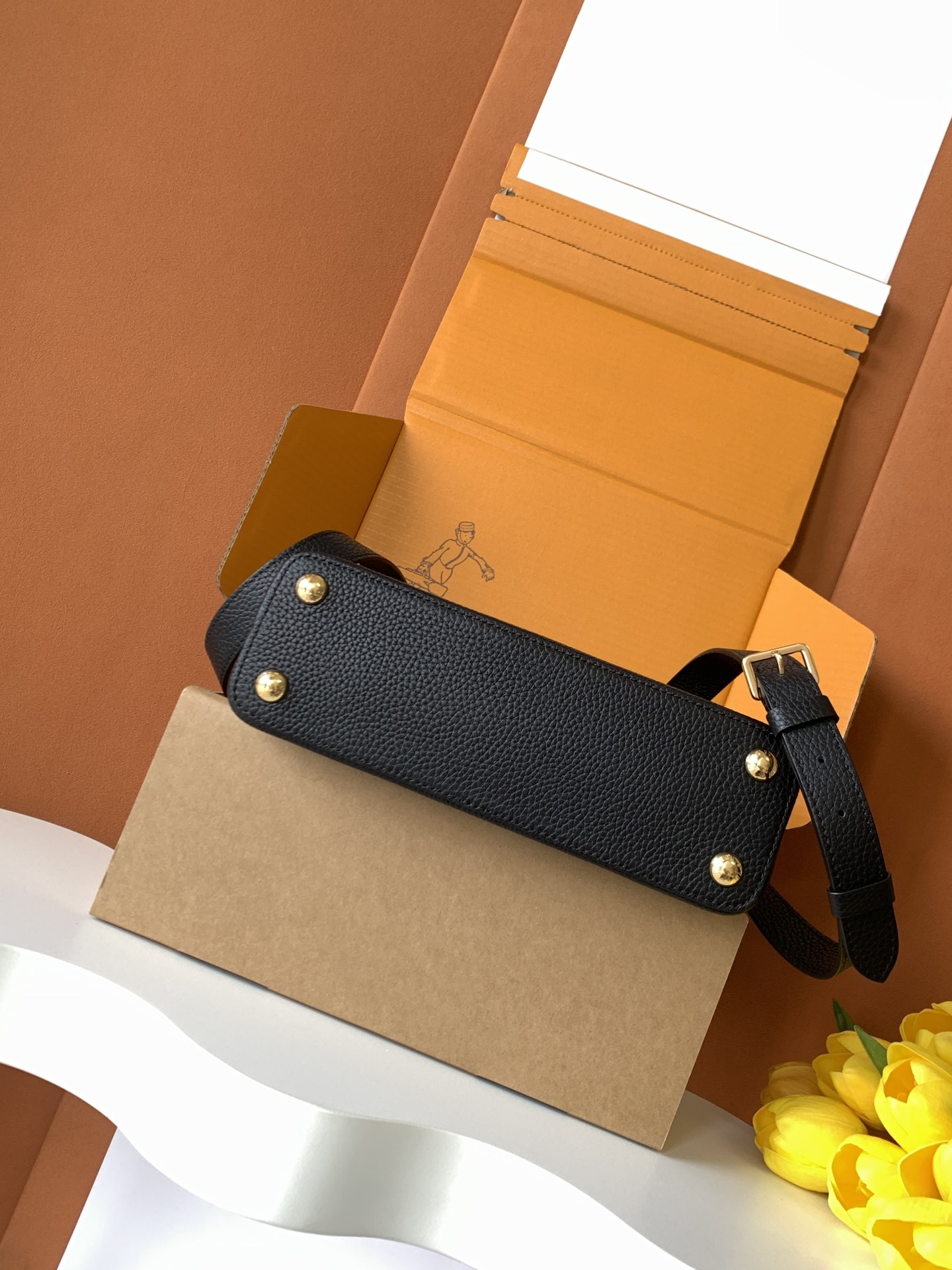 特级全钢 M25404 黑色金 本款Capucines BB手袋取材经典Taurillon 牛皮革,以恰