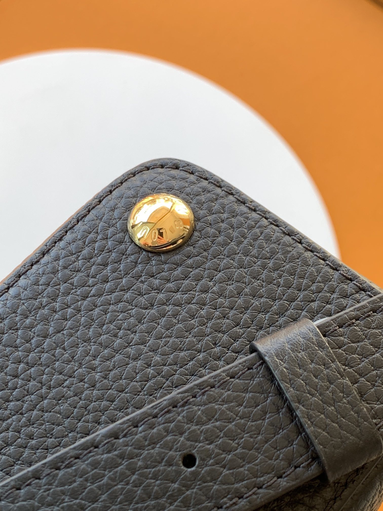 特级全钢 M25404 黑色金 本款Capucines BB手袋取材经典Taurillon 牛皮革,以恰