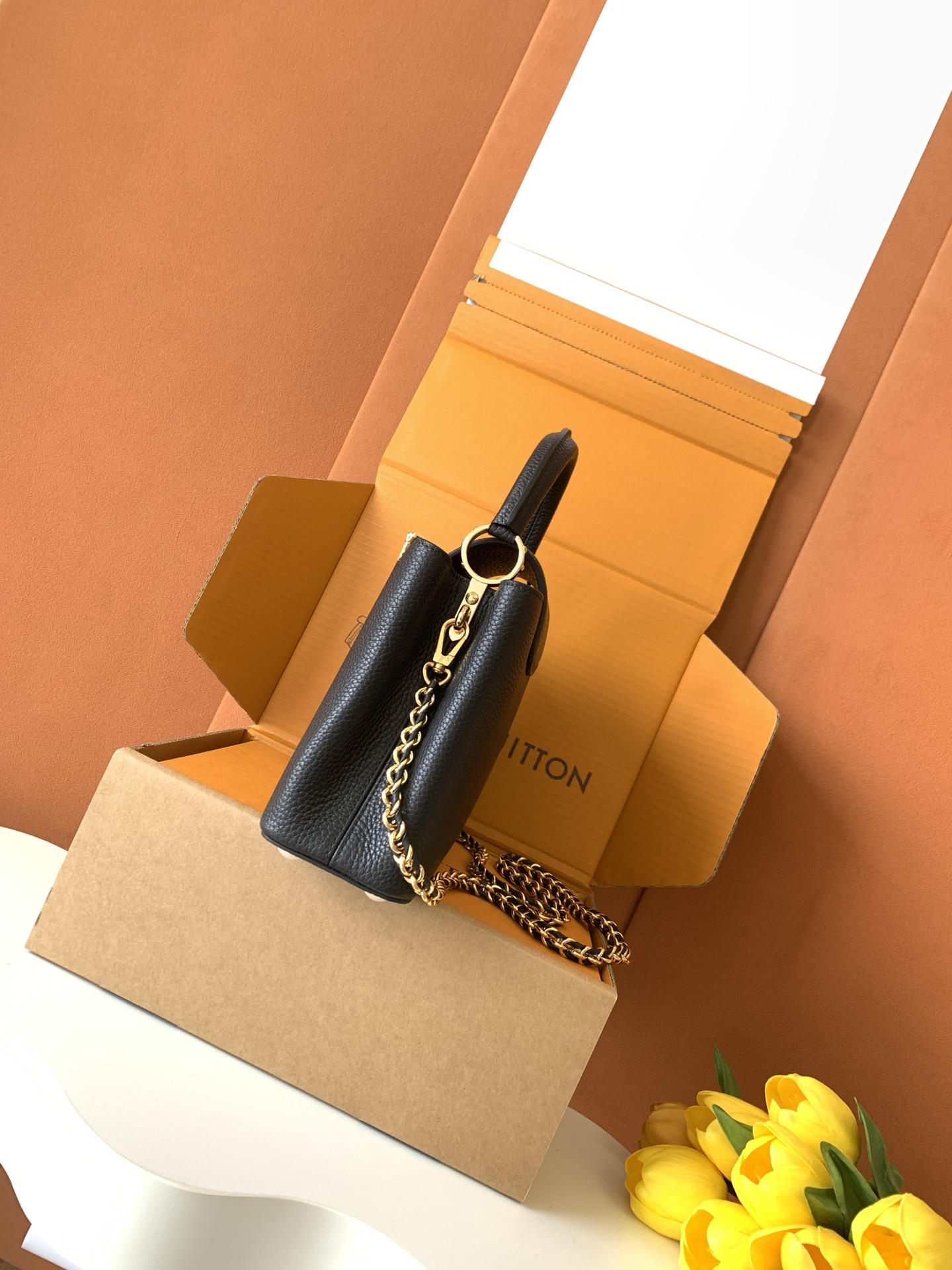 特级全钢 M10168黑色金 本款Capucines Nano手袋出自Capucines Flower