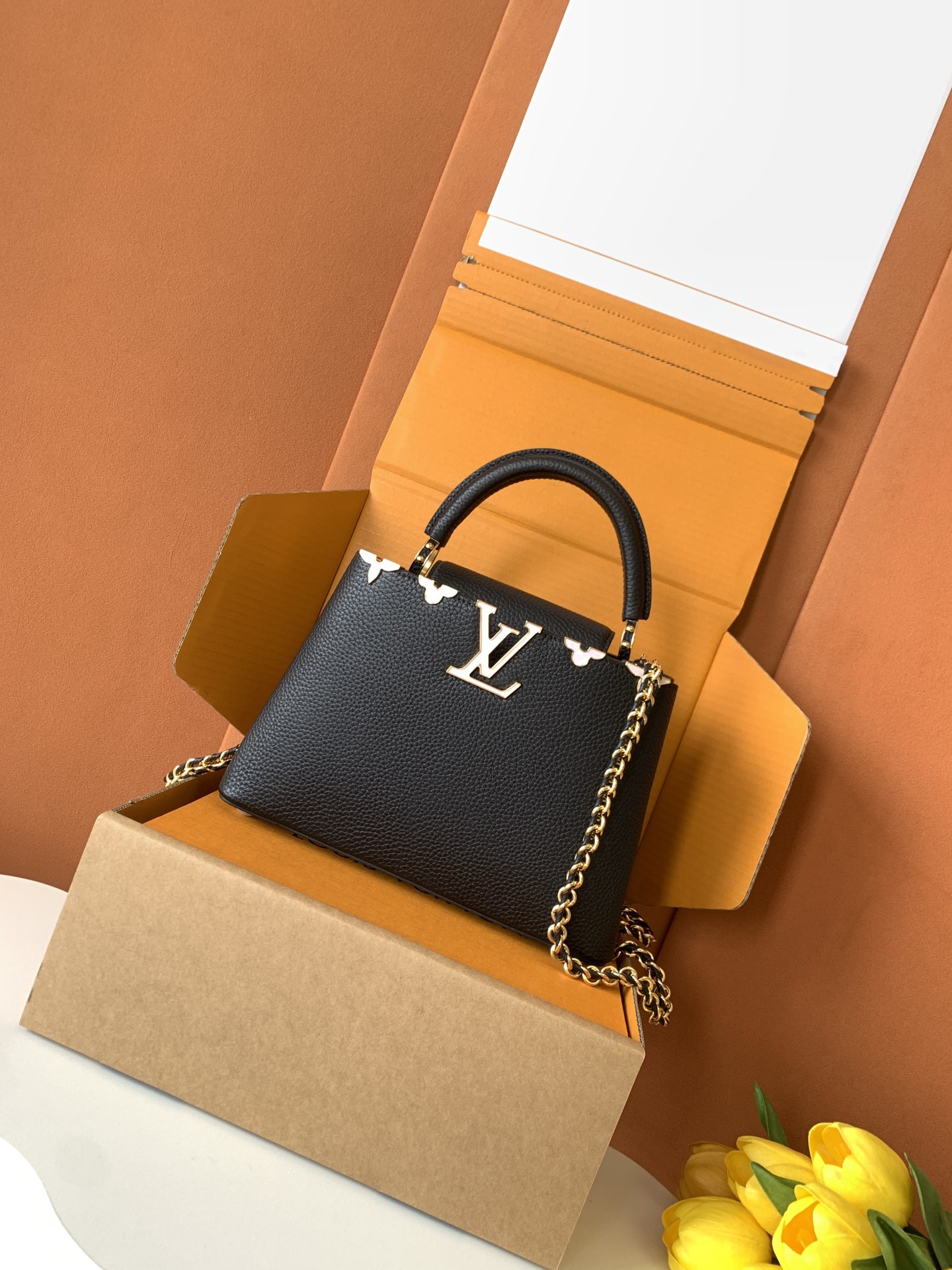 特级全钢 M10168黑色金 本款Capucines Nano手袋出自Capucines Flower 