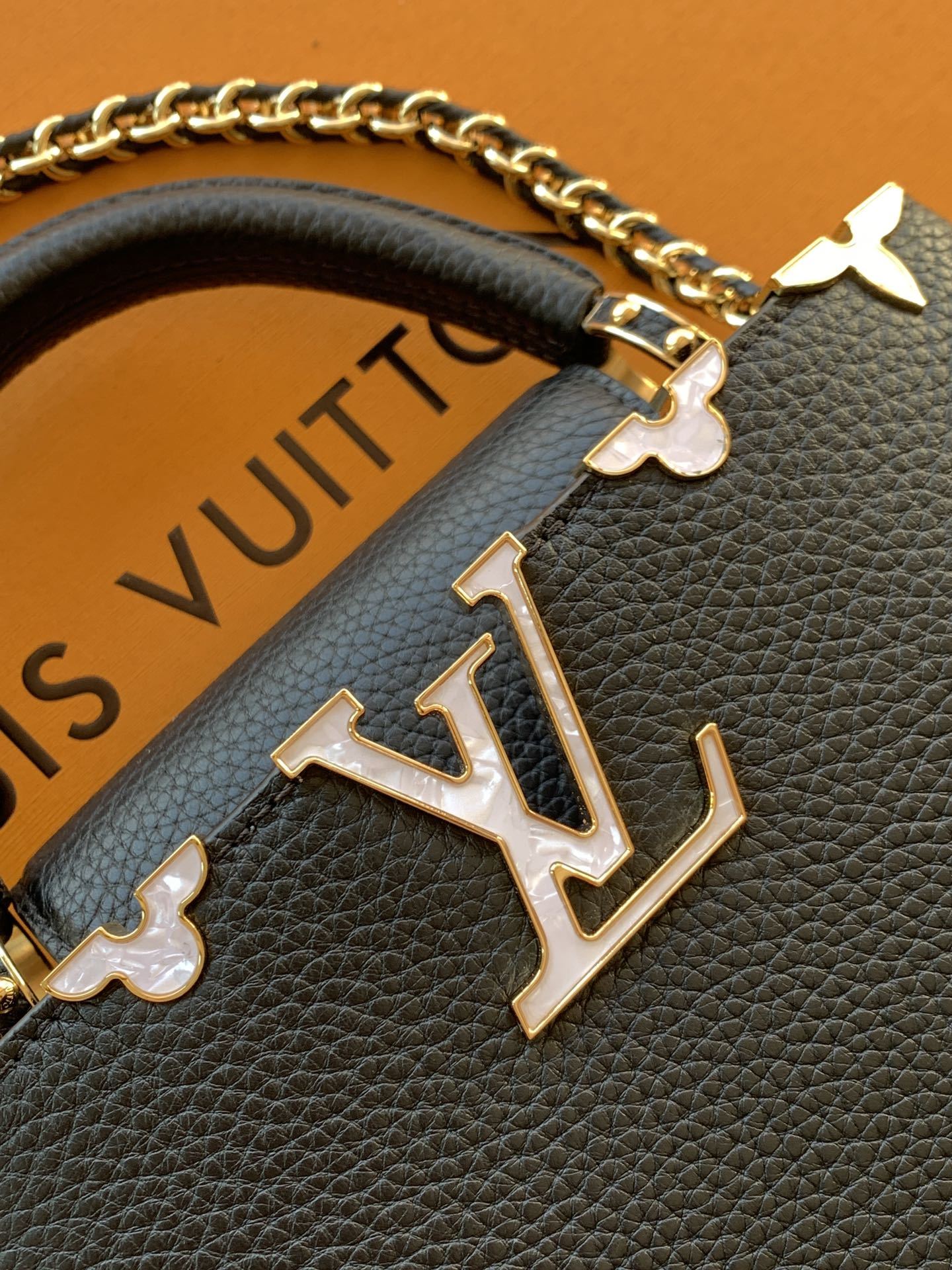 特级全钢 M10168黑色金 本款Capucines Nano手袋出自Capucines Flower