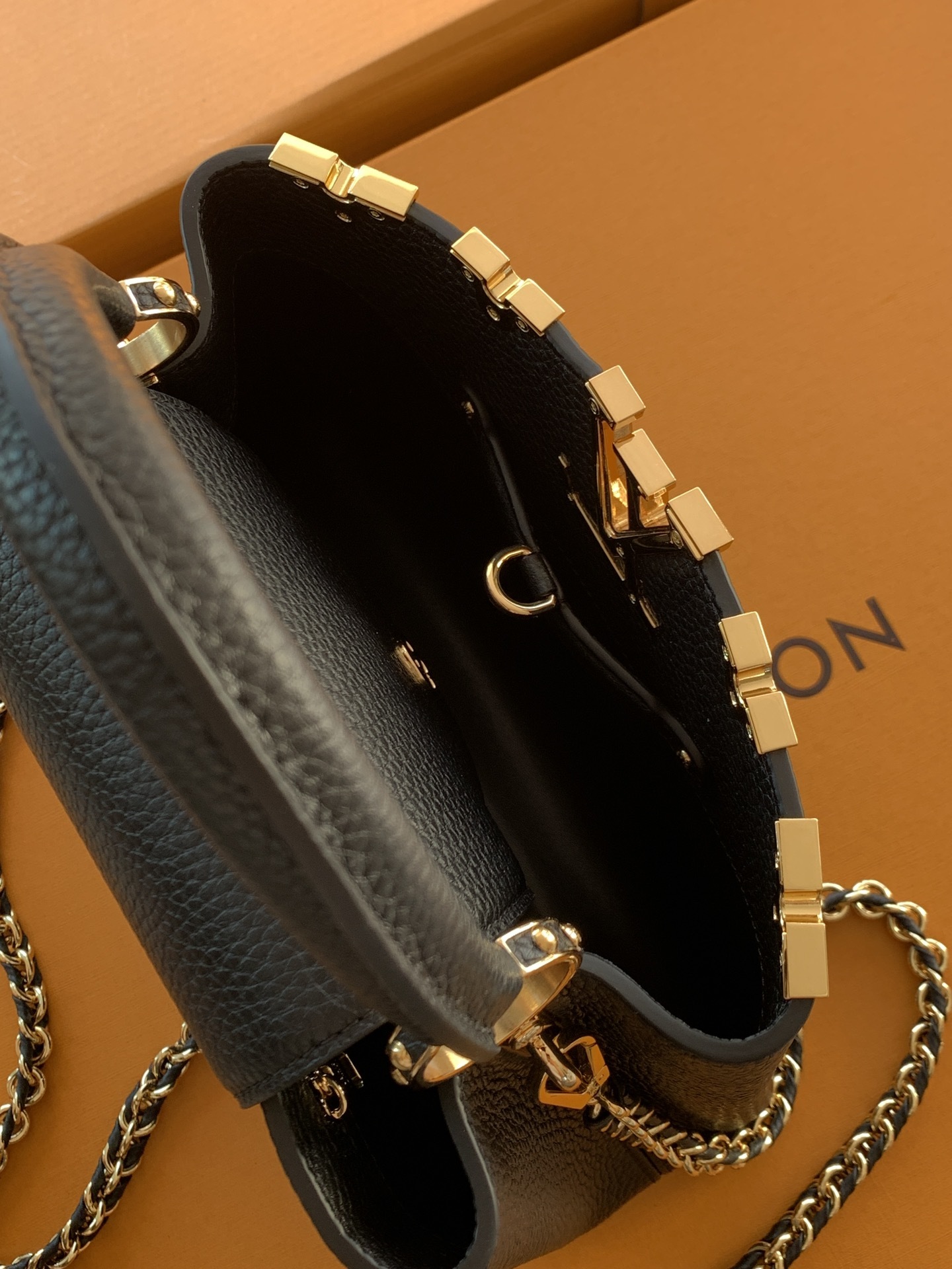 特级全钢 M10168黑色金 本款Capucines Nano手袋出自Capucines Flower