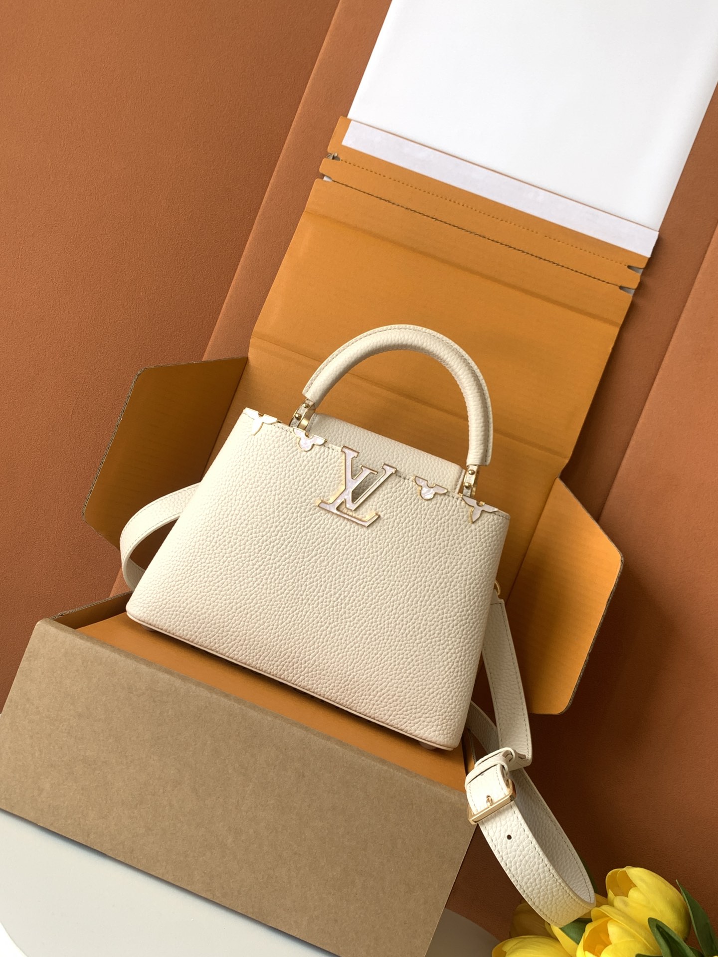 特级全钢 M25404 珍珠白金 本款Capucines BB手袋取材经典Taurillon 牛皮革，以