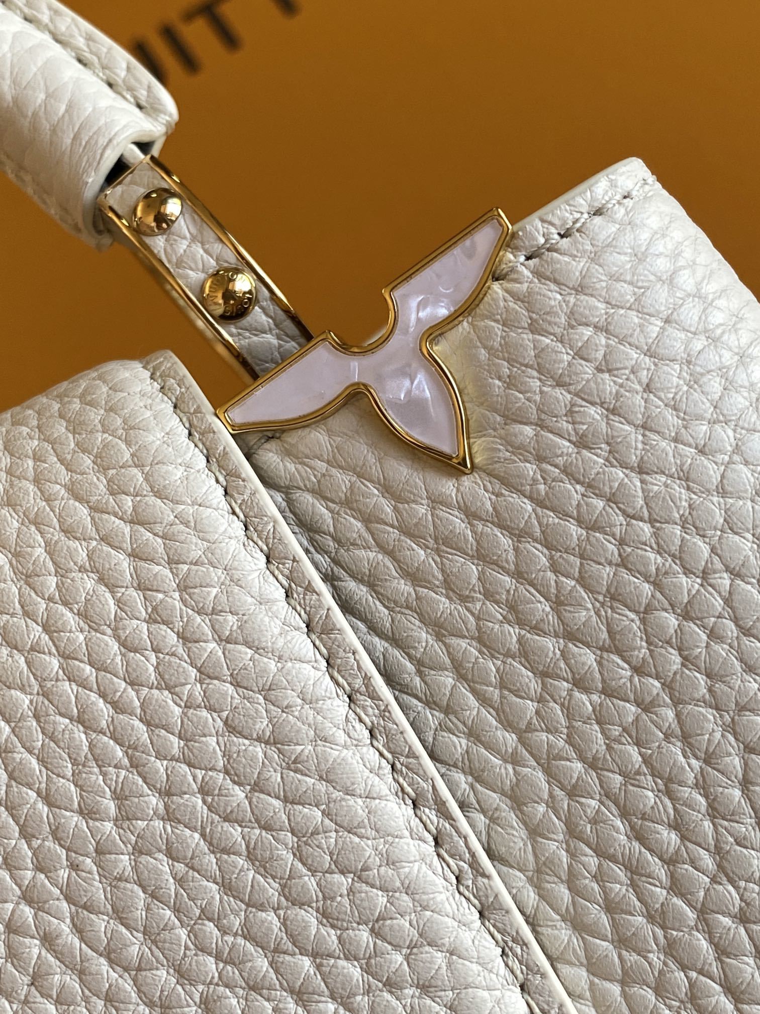 特级全钢 M25404 珍珠白金 本款Capucines BB手袋取材经典Taurillon 牛皮革,以