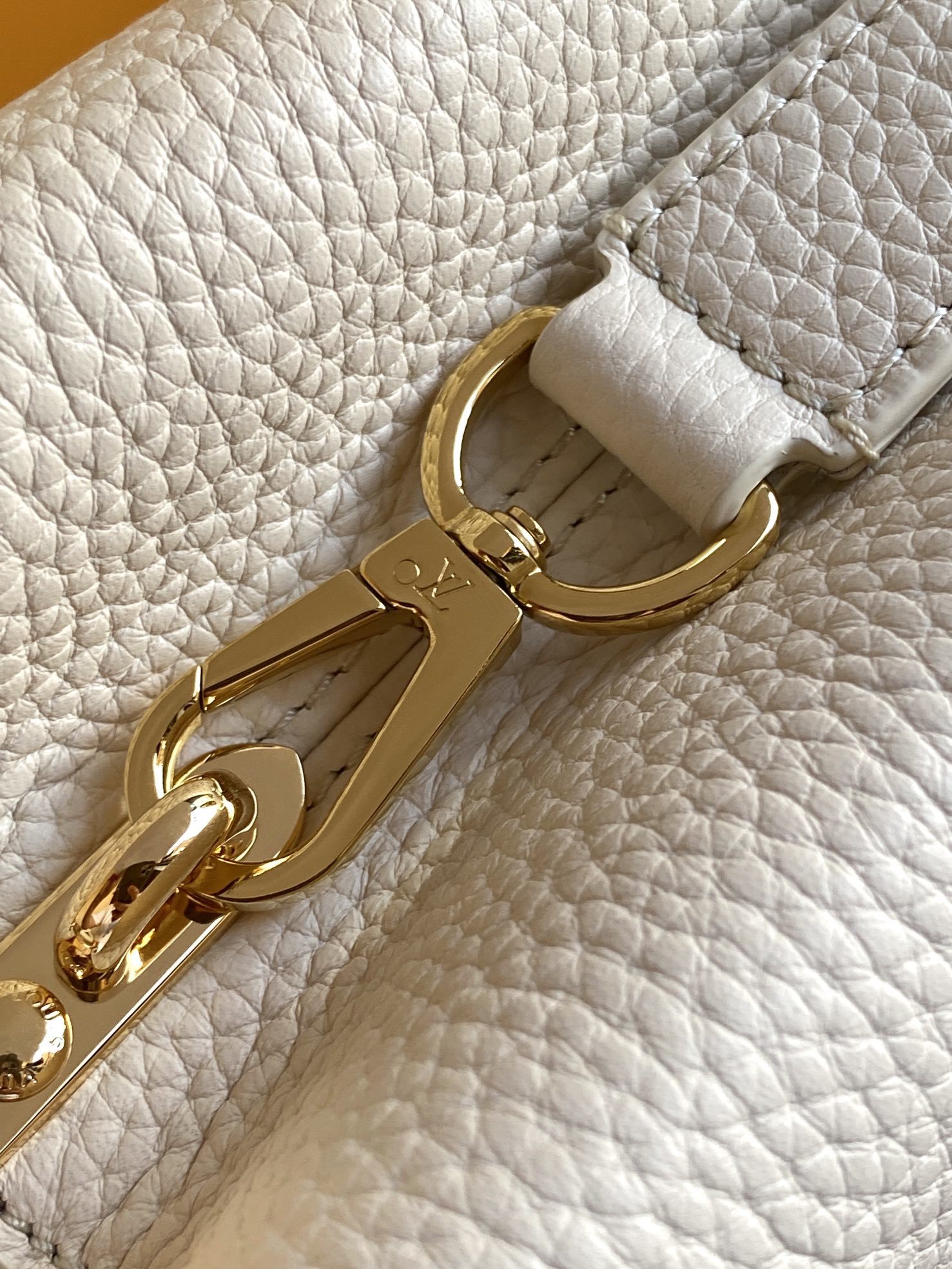 特级全钢 M25404 珍珠白金 本款Capucines BB手袋取材经典Taurillon 牛皮革,以