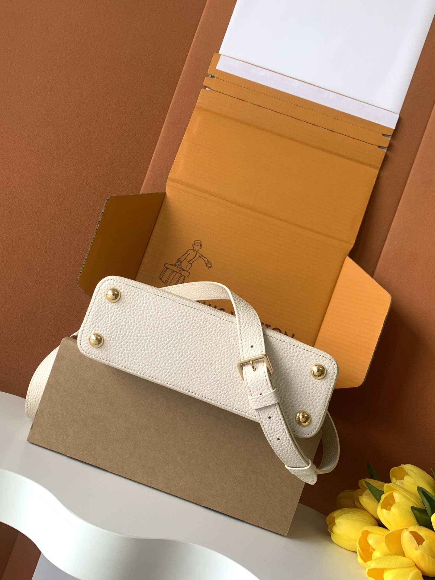 特级全钢 M25404 珍珠白金 本款Capucines BB手袋取材经典Taurillon 牛皮革,以