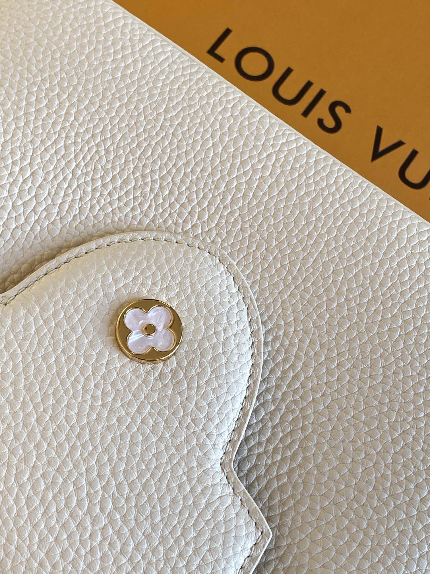 特级全钢 M25404 珍珠白金 本款Capucines BB手袋取材经典Taurillon 牛皮革,以