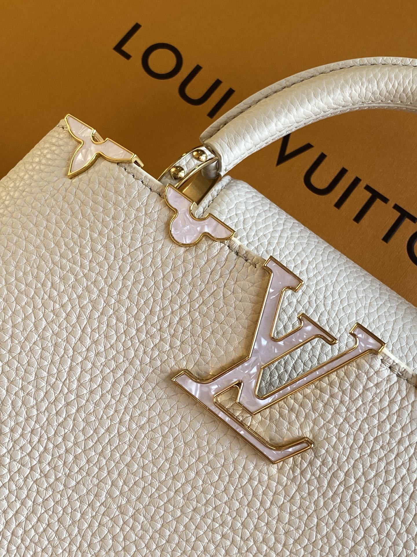 特级全钢 M25404 珍珠白金 本款Capucines BB手袋取材经典Taurillon 牛皮革,以