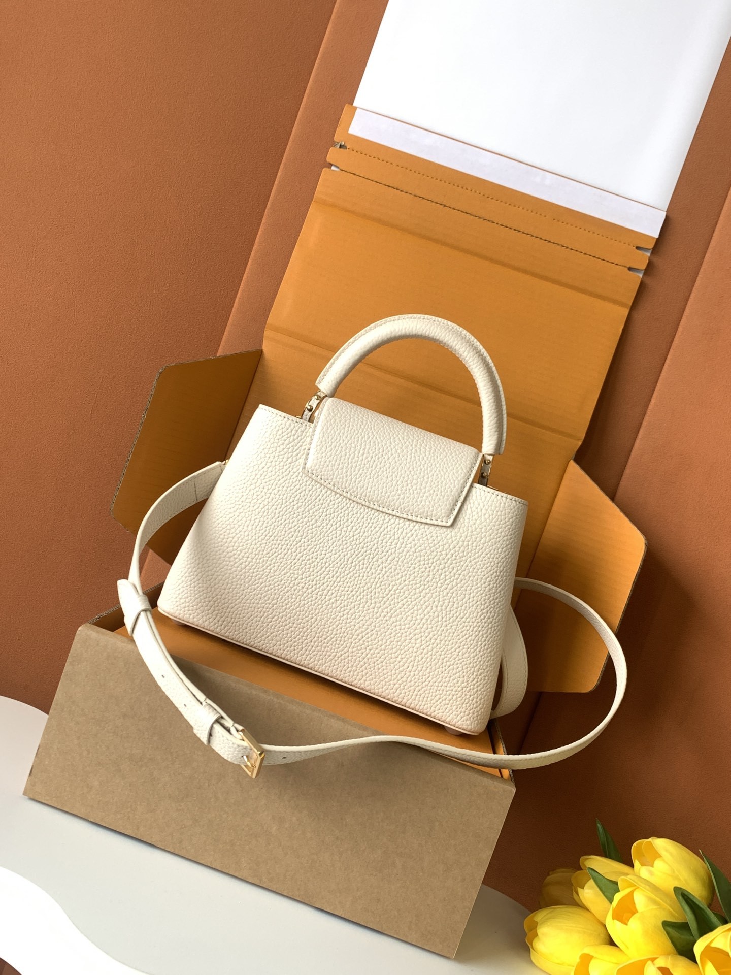 特级全钢 M25404 珍珠白金 本款Capucines BB手袋取材经典Taurillon 牛皮革,以