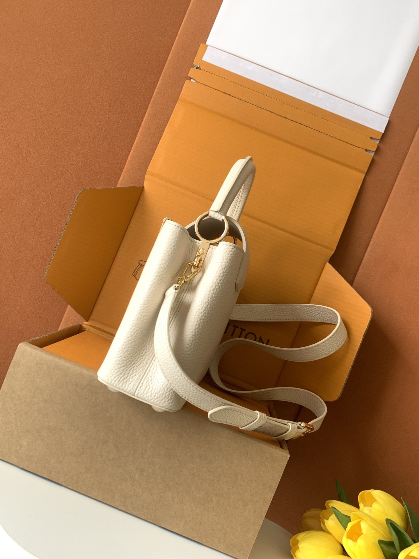 特级全钢 M25404 珍珠白金 本款Capucines BB手袋取材经典Taurillon 牛皮革,以